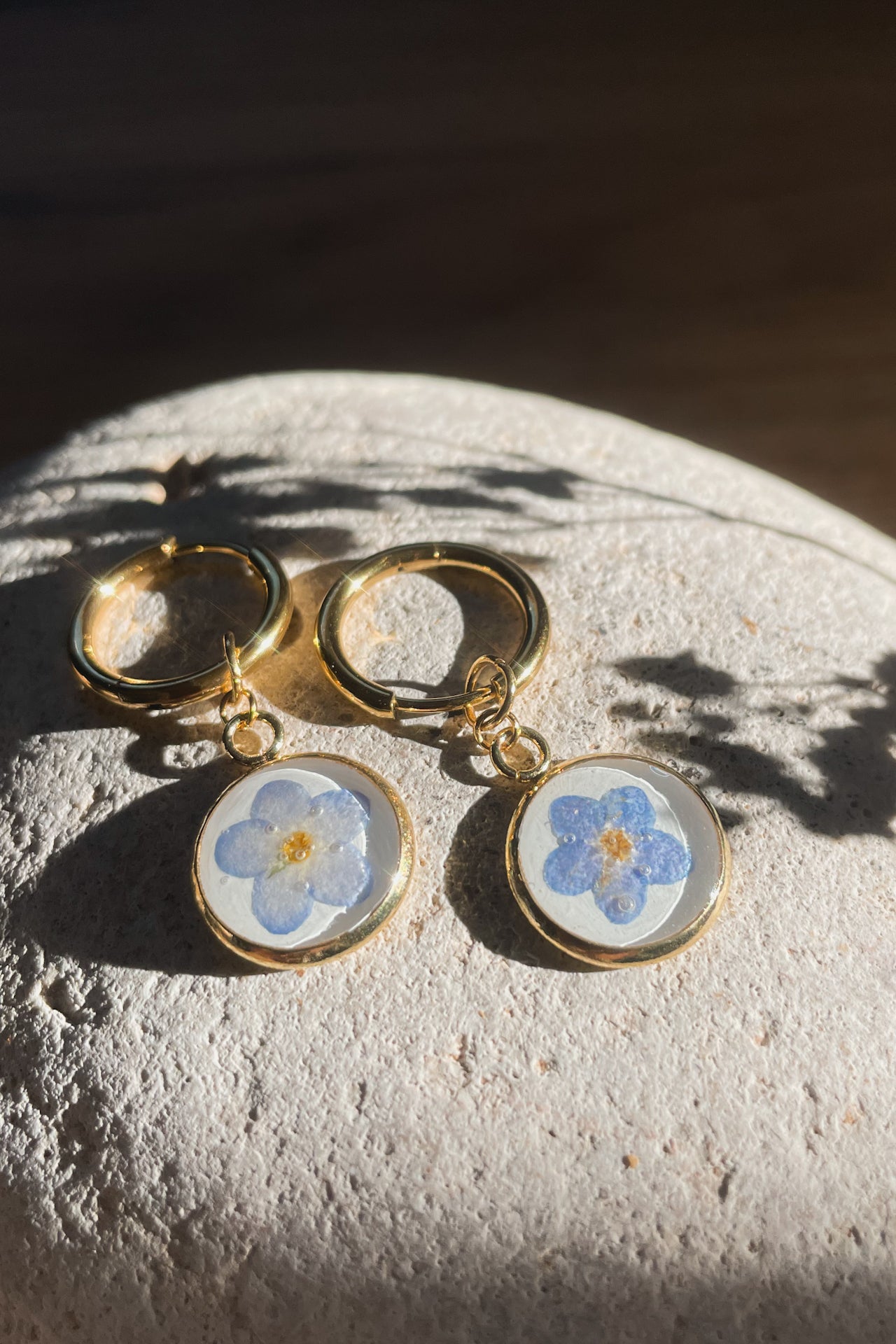 Orecchini pendenti con fiori