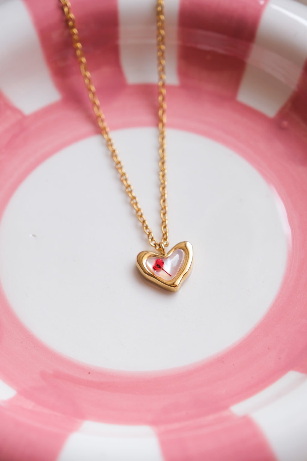 Collana cuore con fondo in madreperla e fiore di Gypsophila rossa