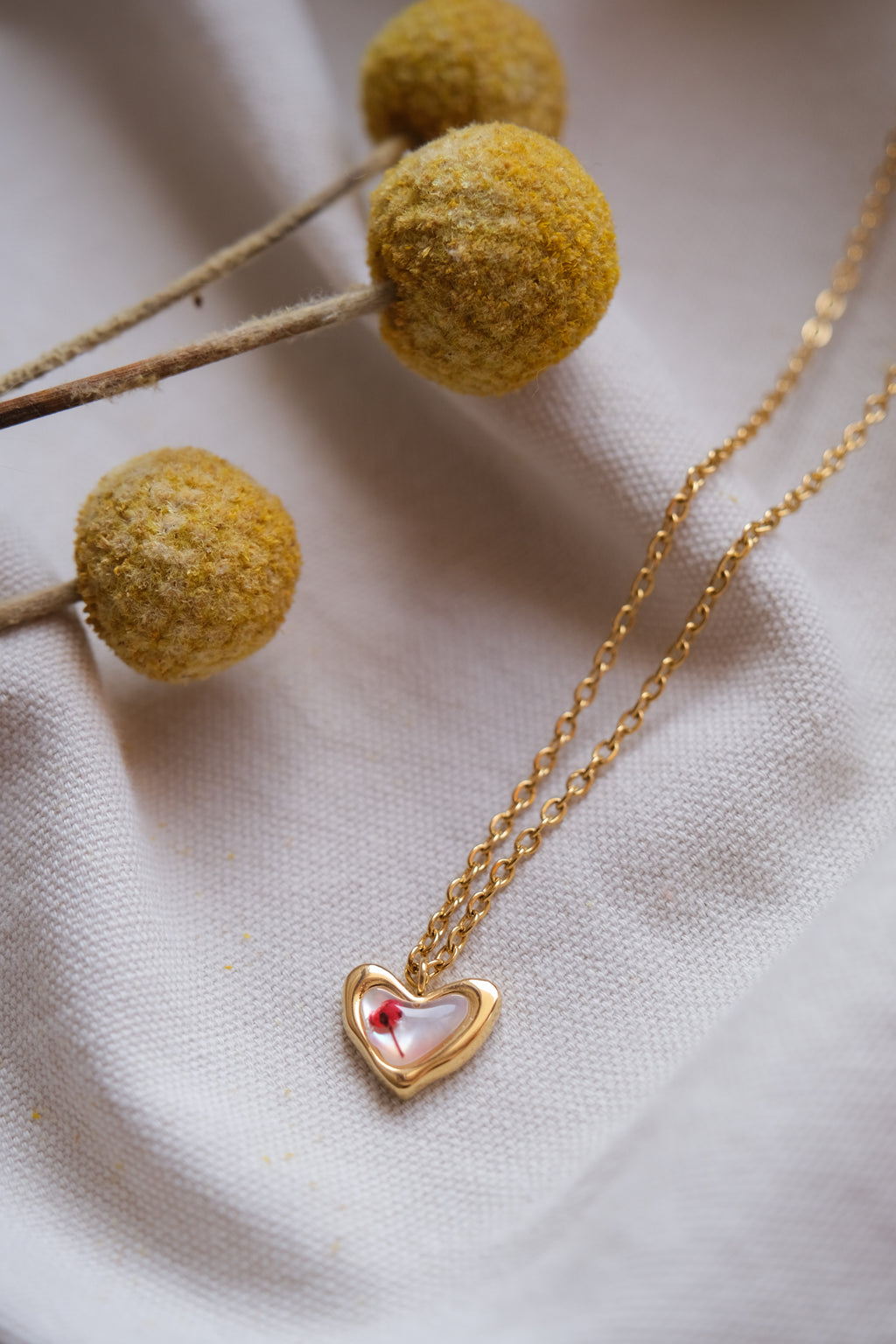 Collana cuore con fondo in madreperla e fiore di Gypsophila rossa