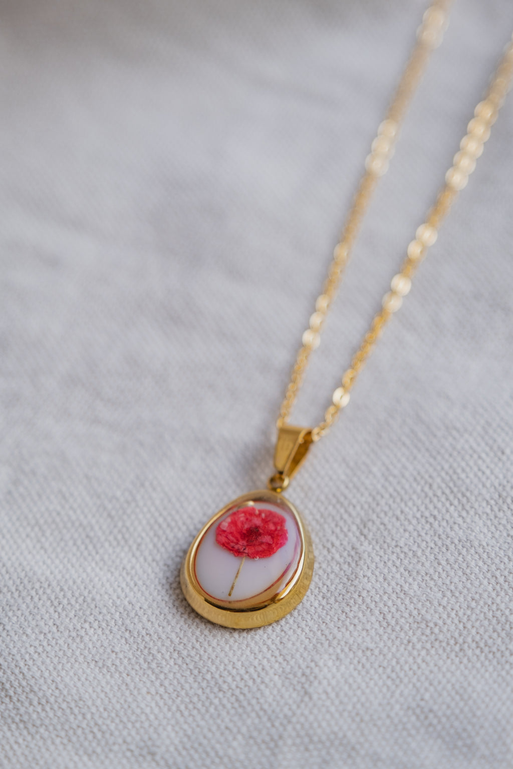 Collana "vintage" con gypsophila rossa