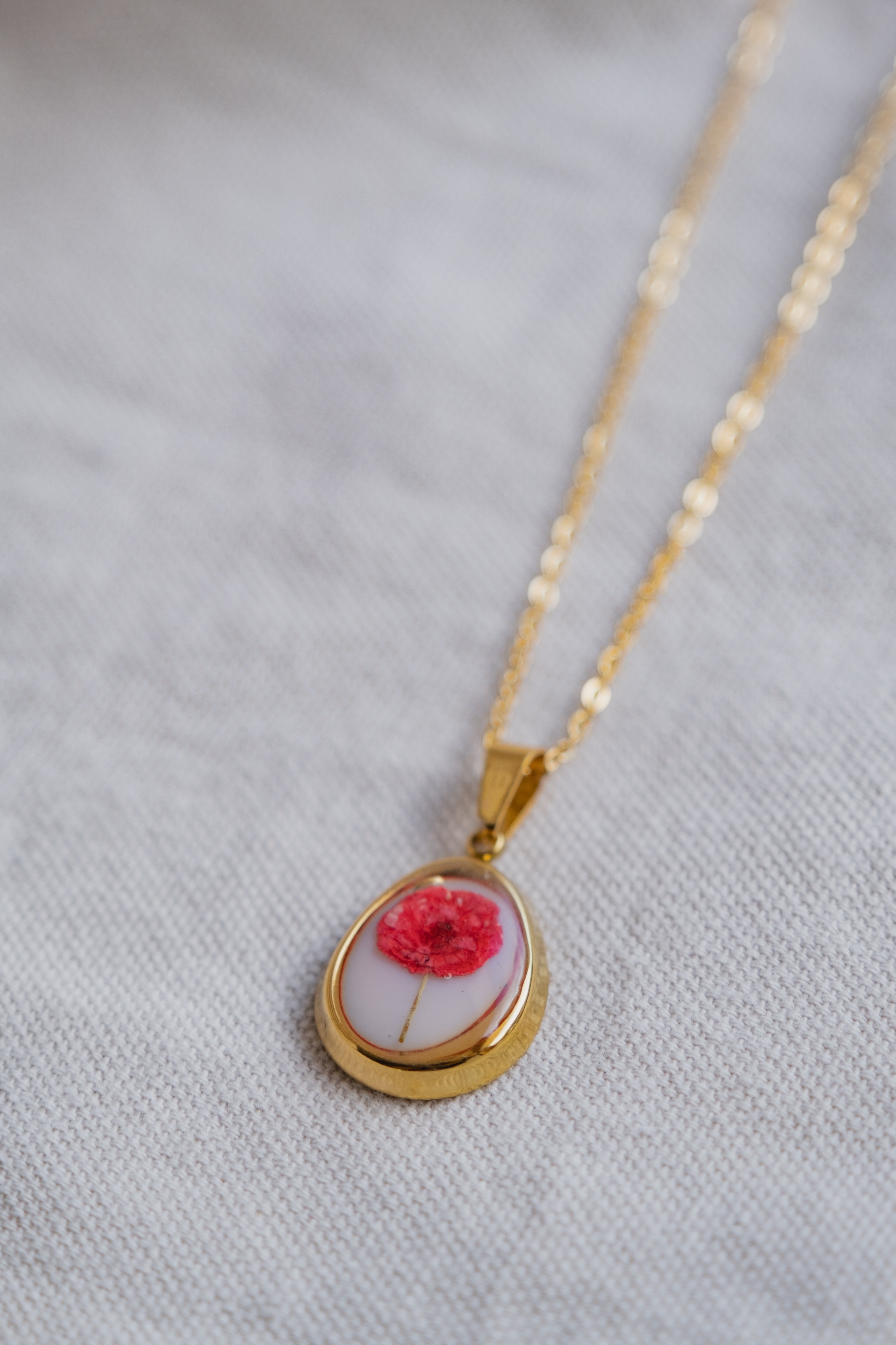 Collana "vintage" con gypsophila rossa