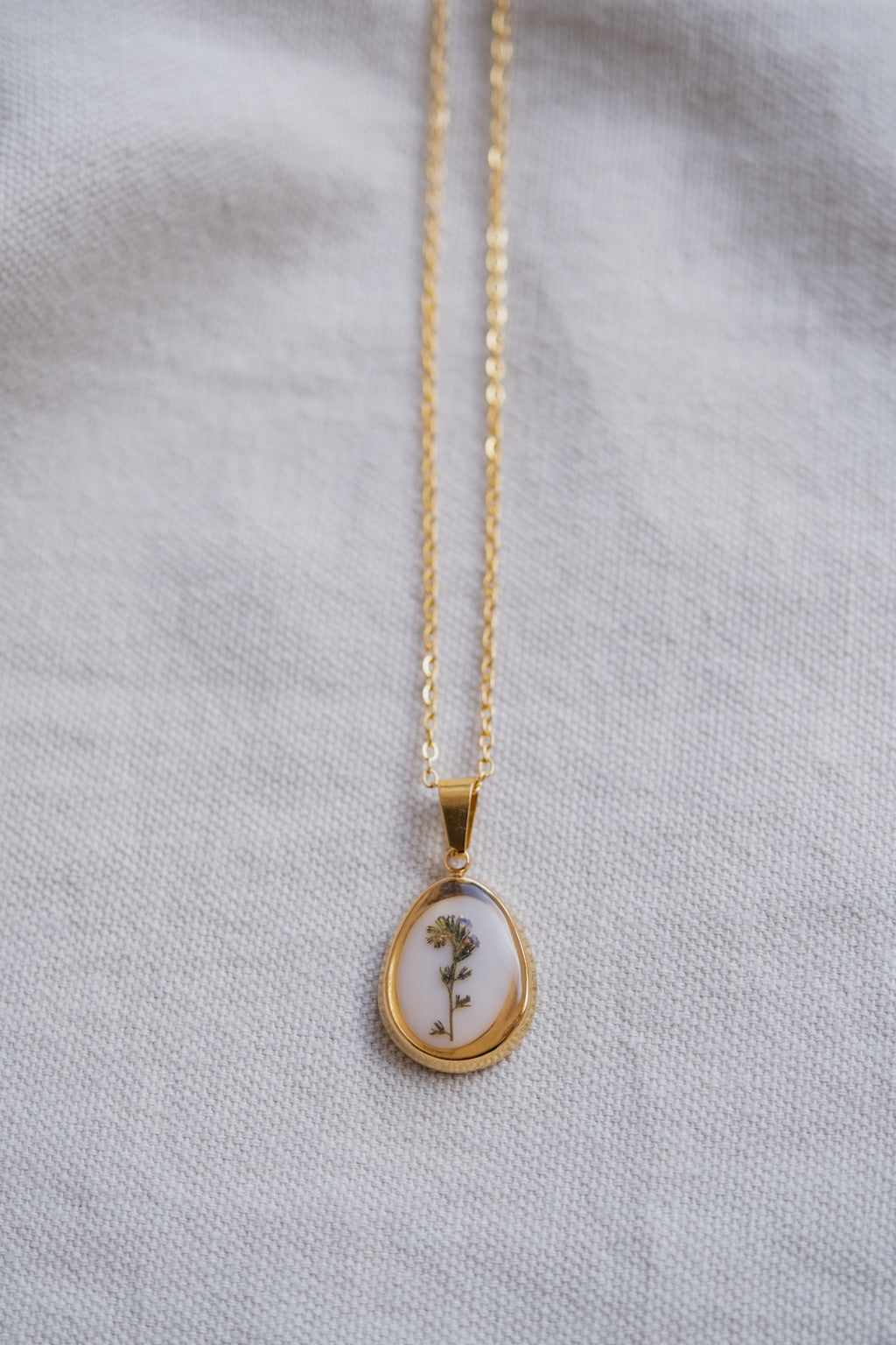 Collana "vintage" con fiore di campo
