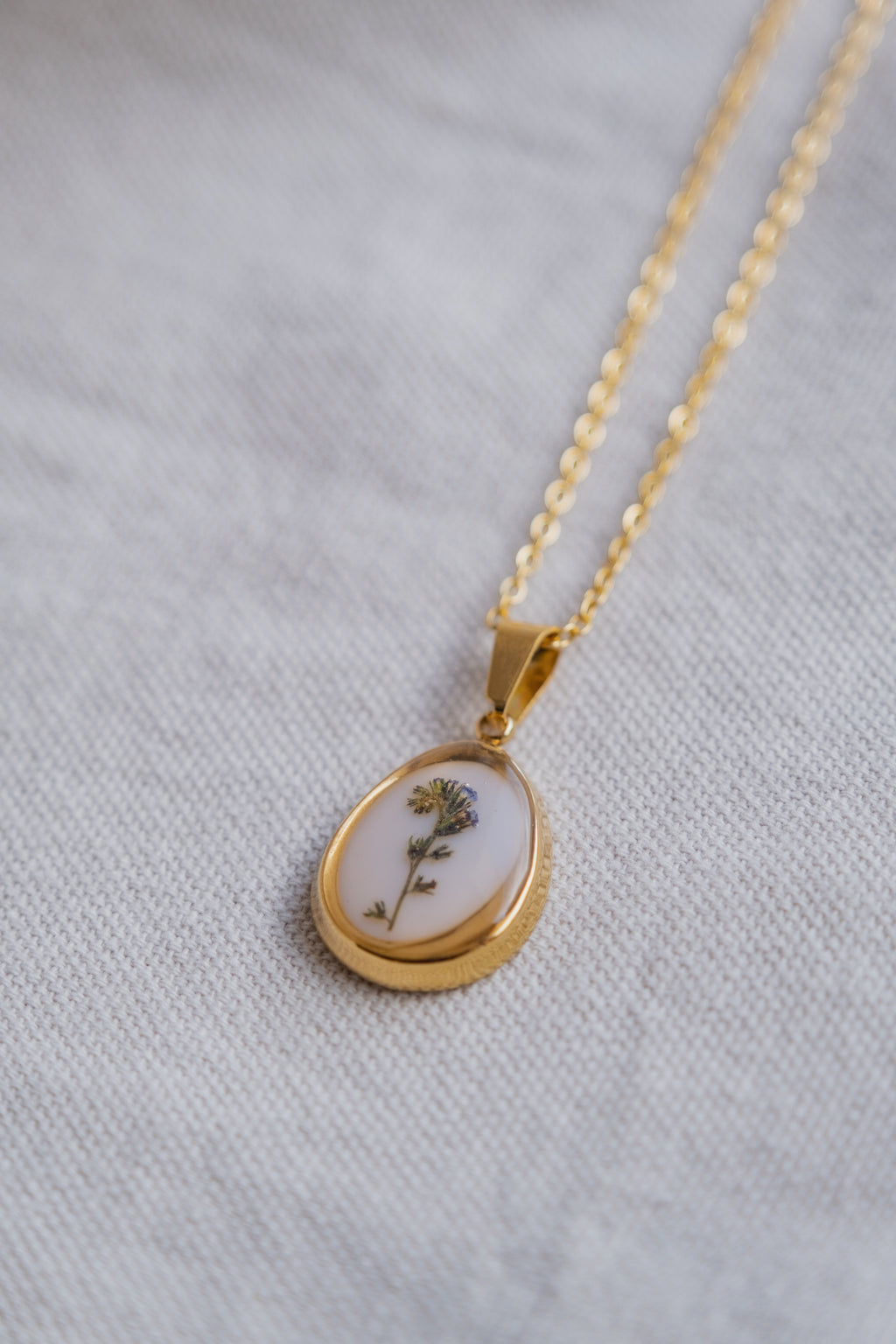 Collana "vintage" con fiore di campo