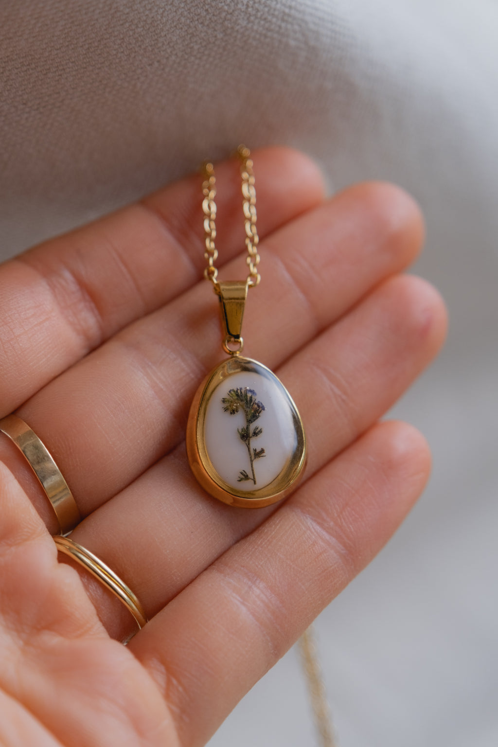 Collana "vintage" con fiore di campo