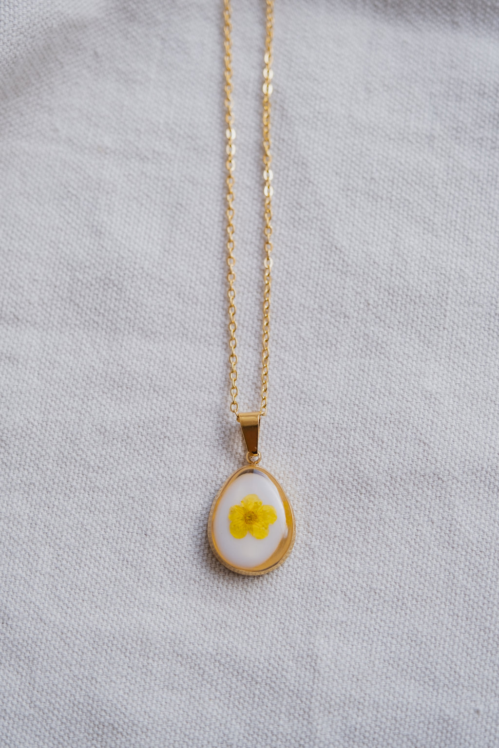 Collana "vintage" con narciso giallo