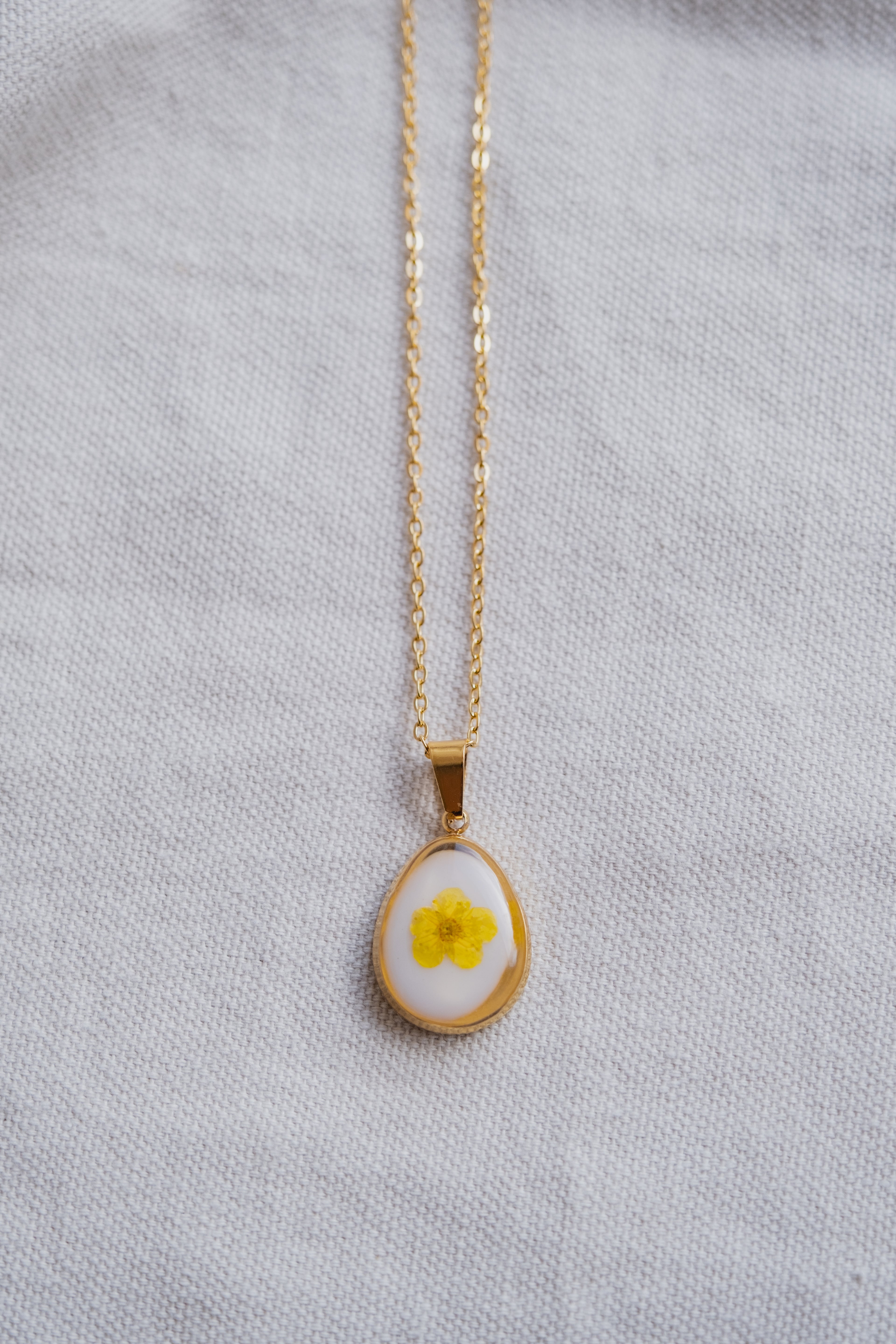 Collana "vintage" con narciso giallo