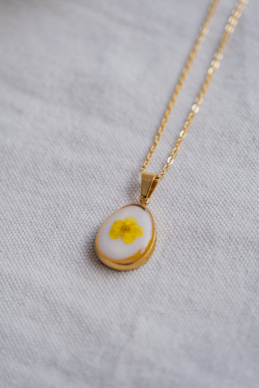 Collana "vintage" con narciso giallo