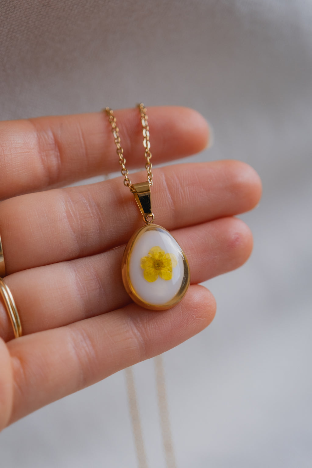 Collana "vintage" con narciso giallo