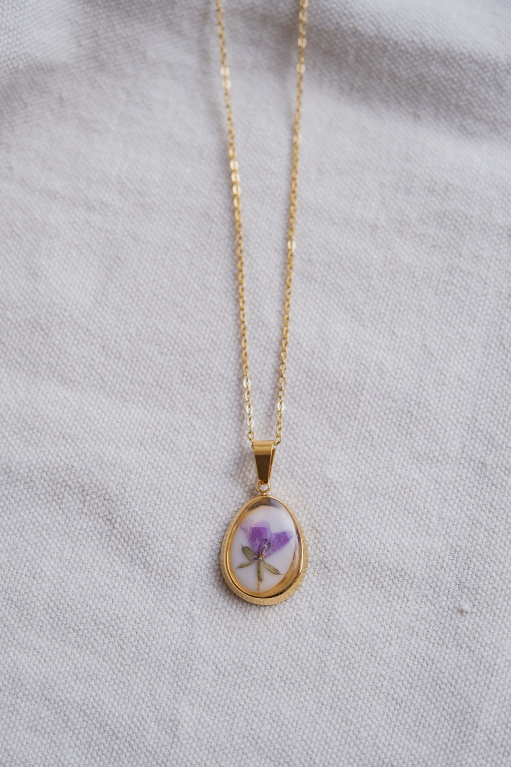 Collana "vintage" con violetta di campo