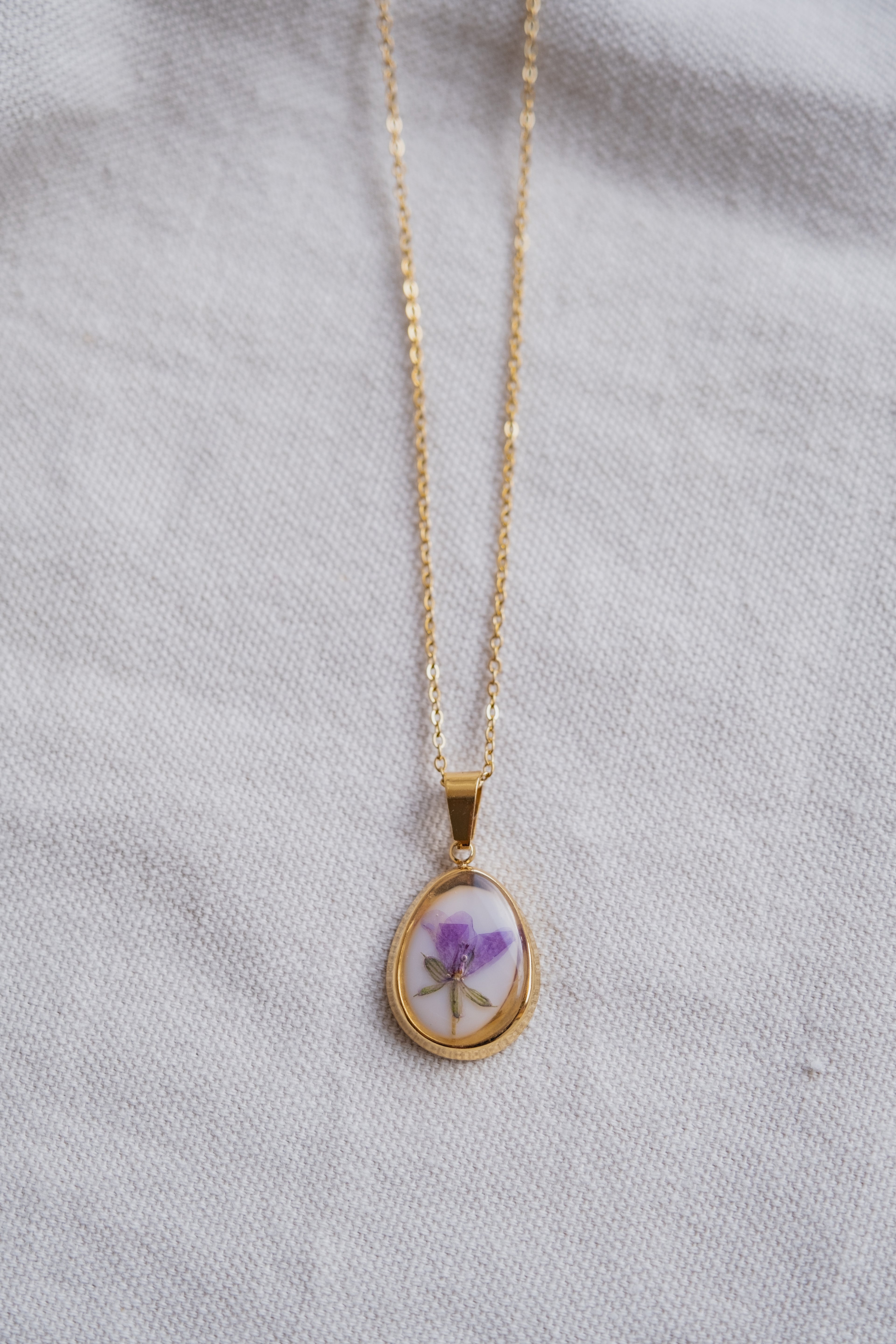 Collana "vintage" con violetta di campo