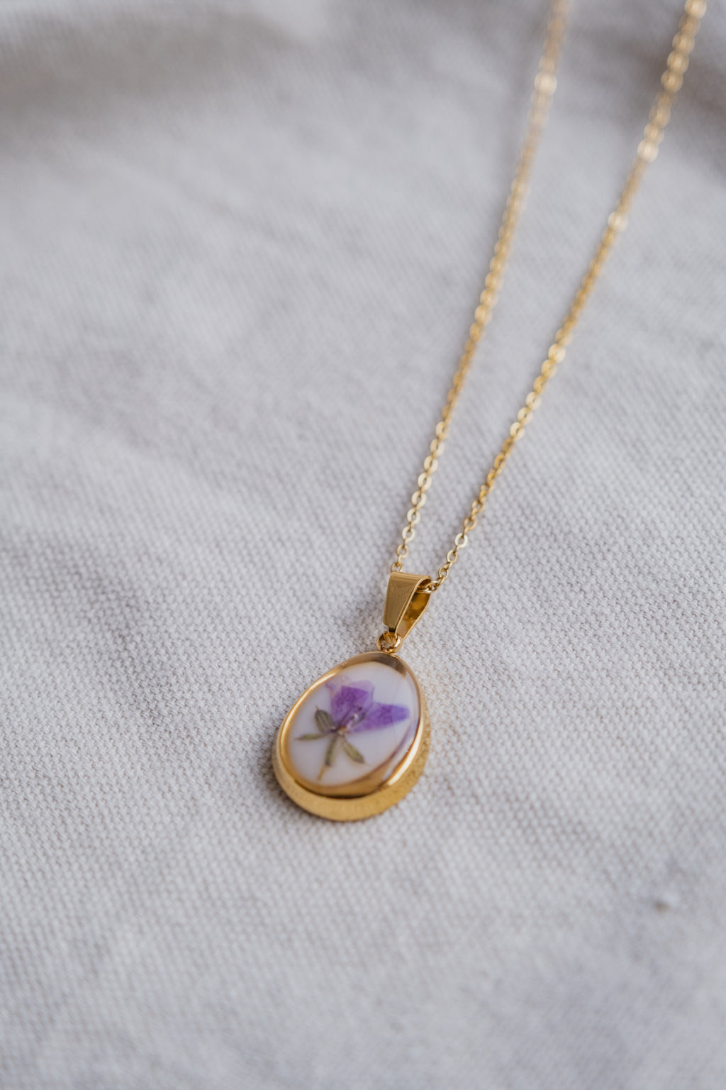 Collana "vintage" con violetta di campo