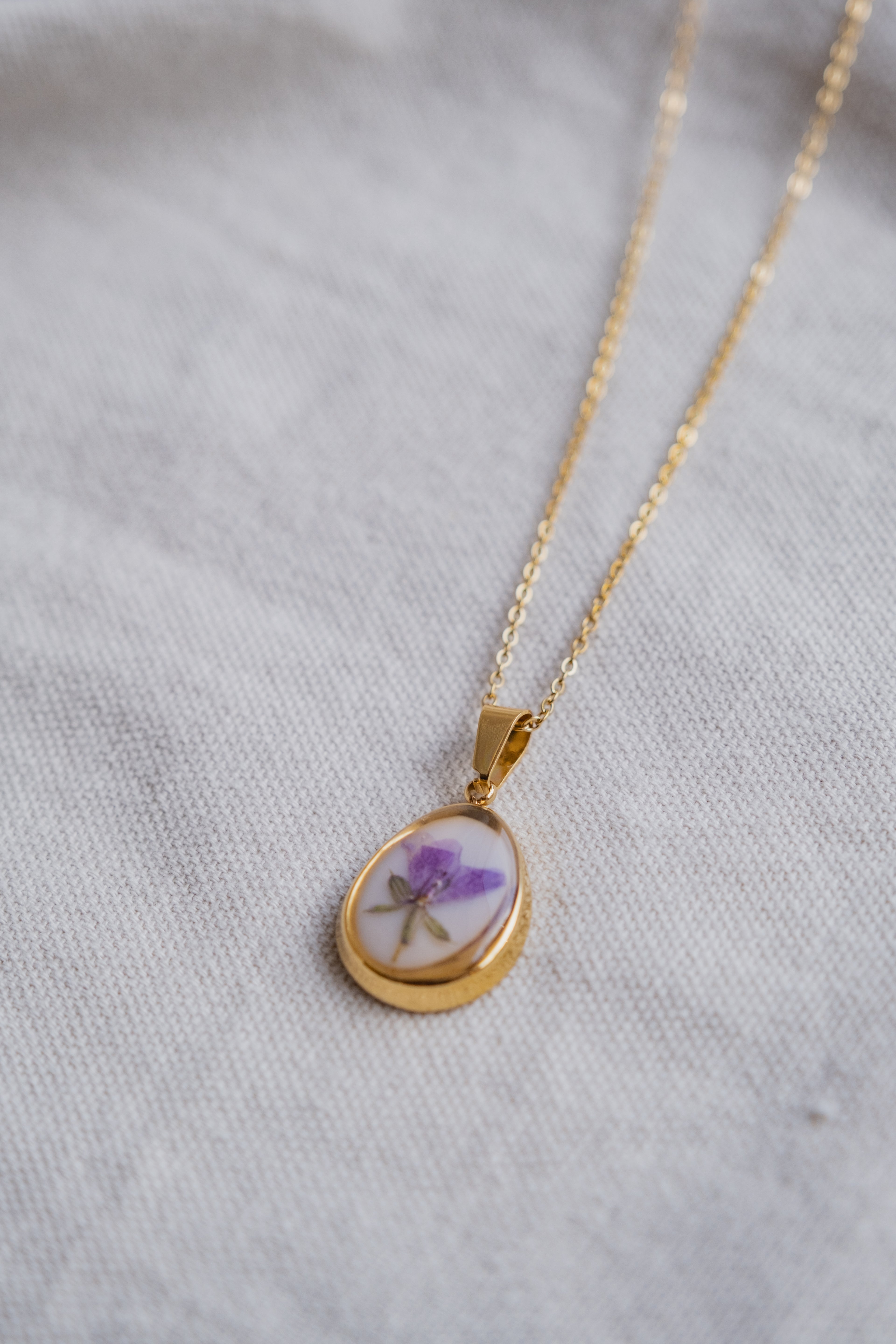 Collana "vintage" con violetta di campo