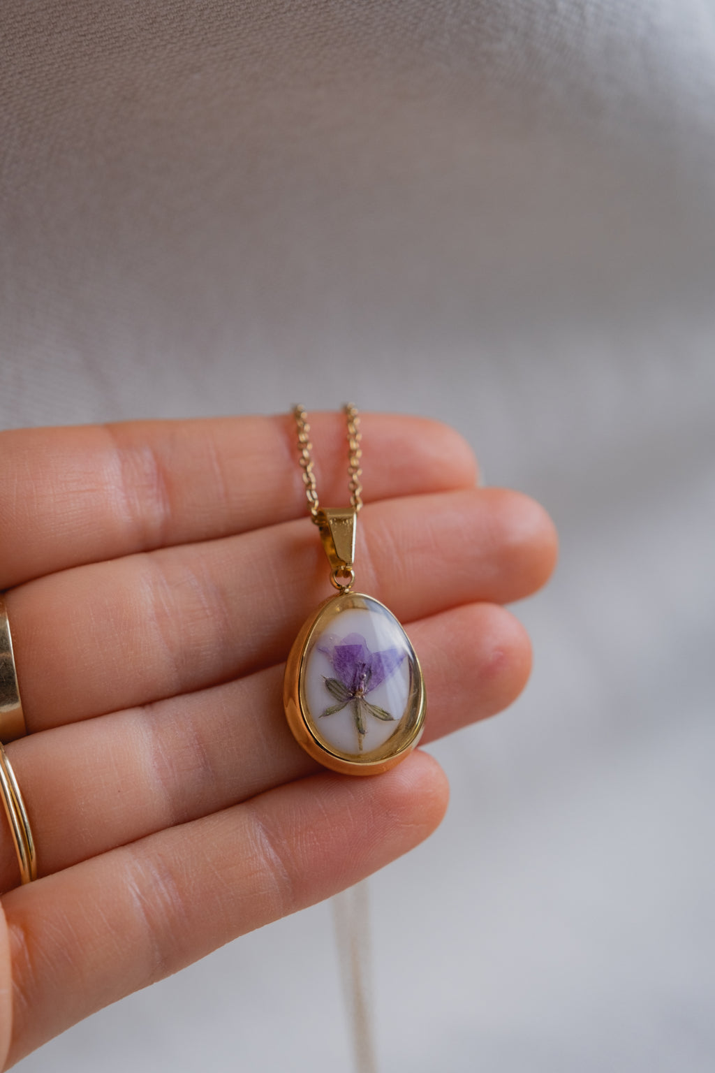 Collana "vintage" con violetta di campo