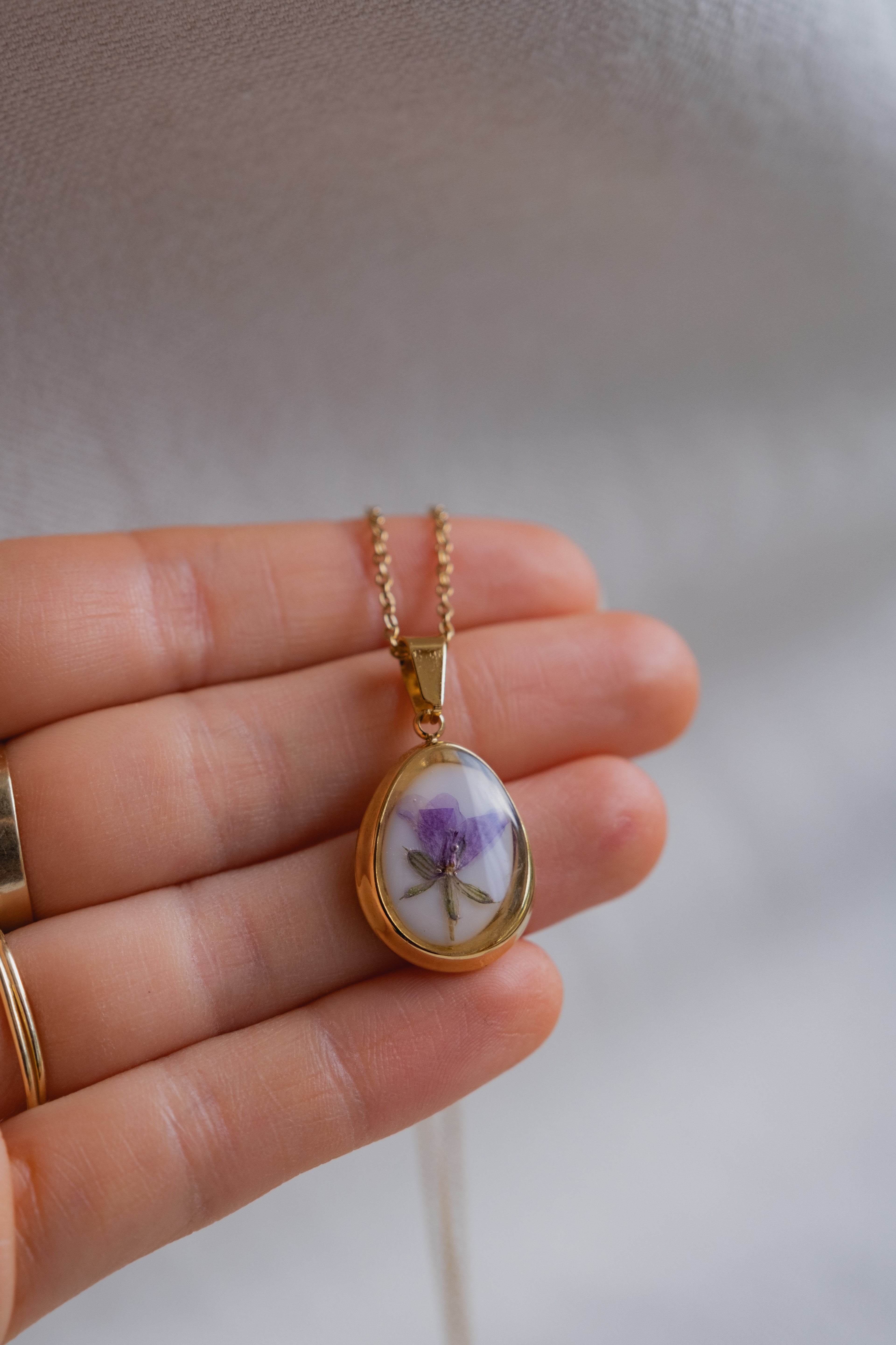 Collana "vintage" con violetta di campo
