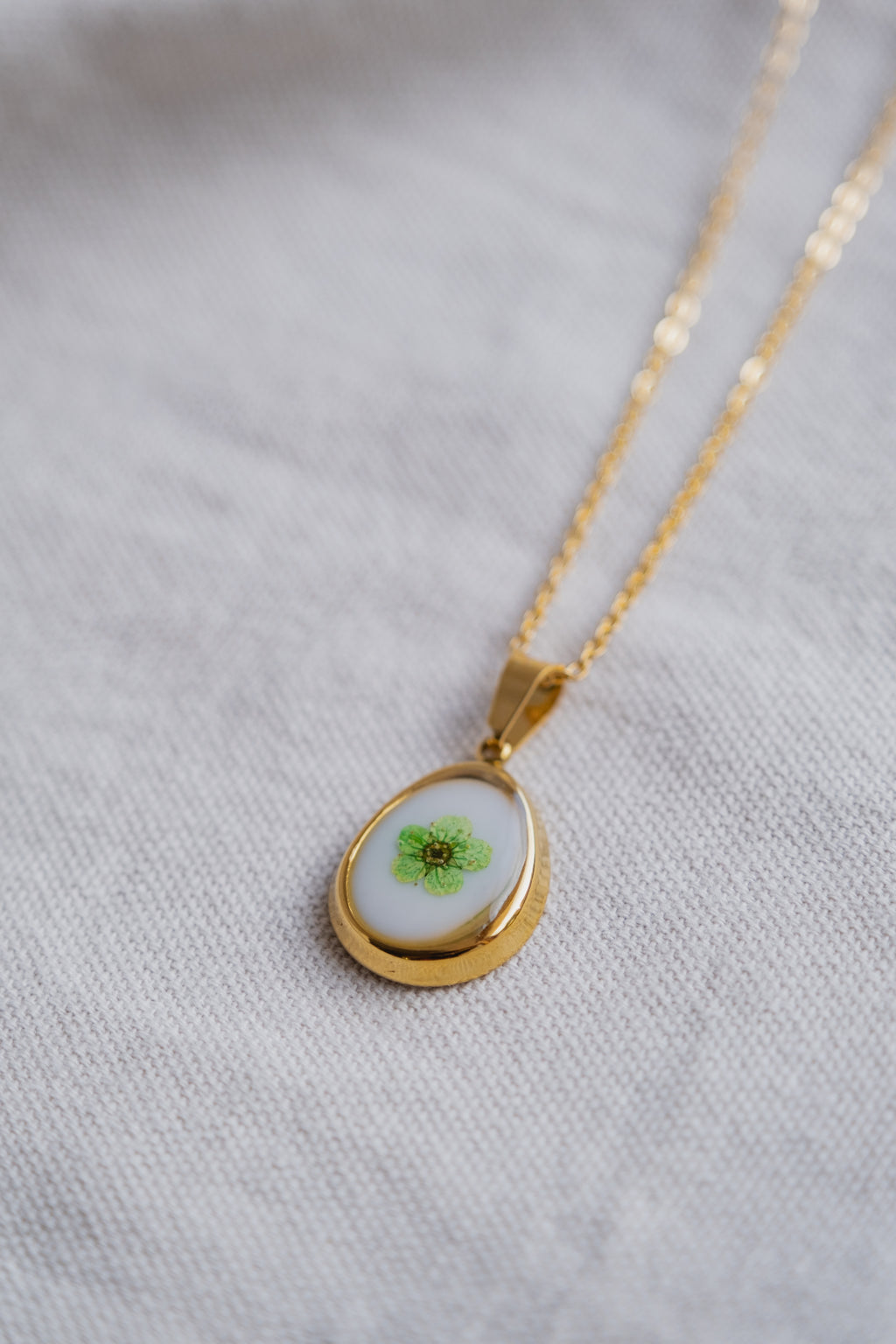 Collana "vintage" con narciso verde
