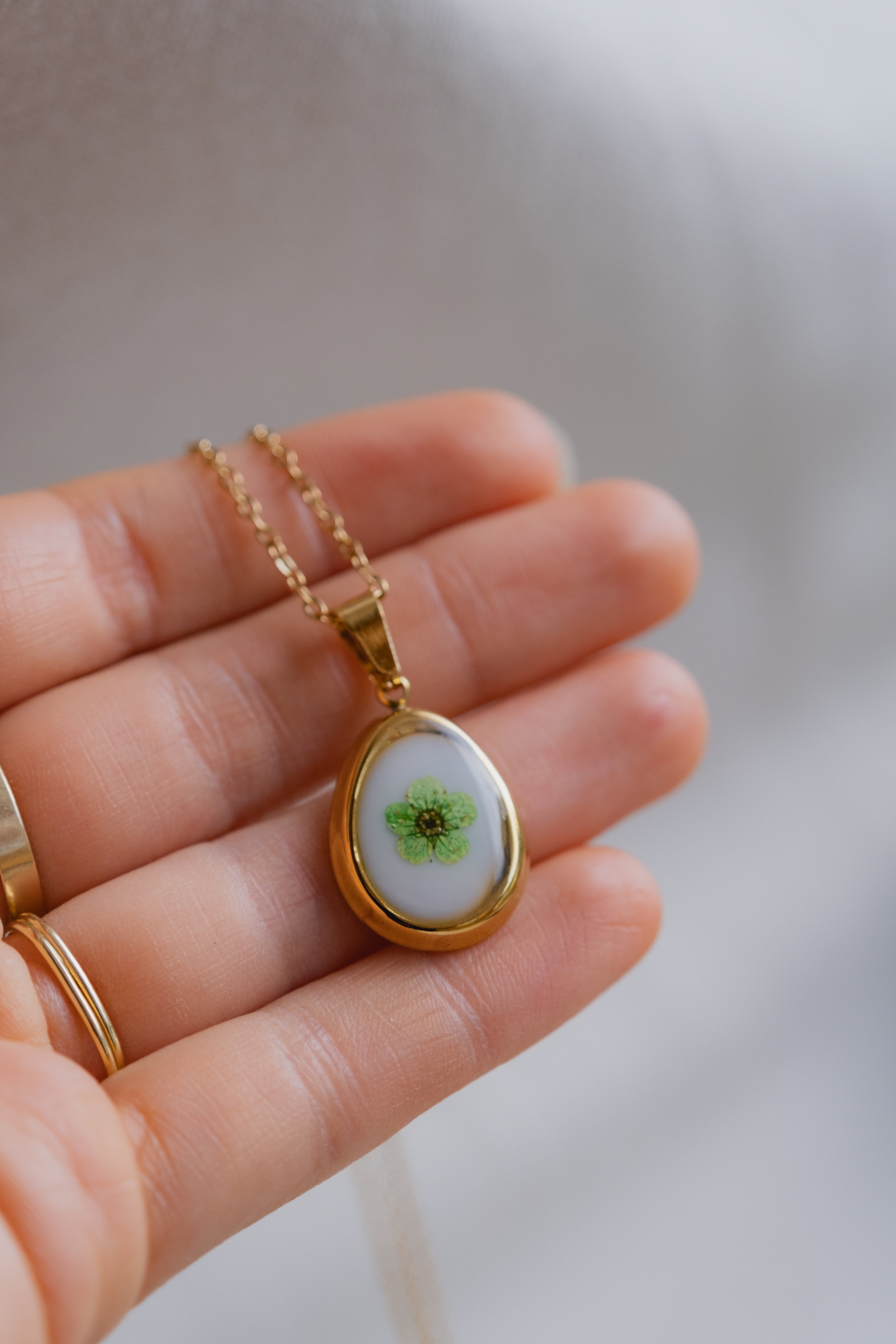 Collana "vintage" con narciso verde
