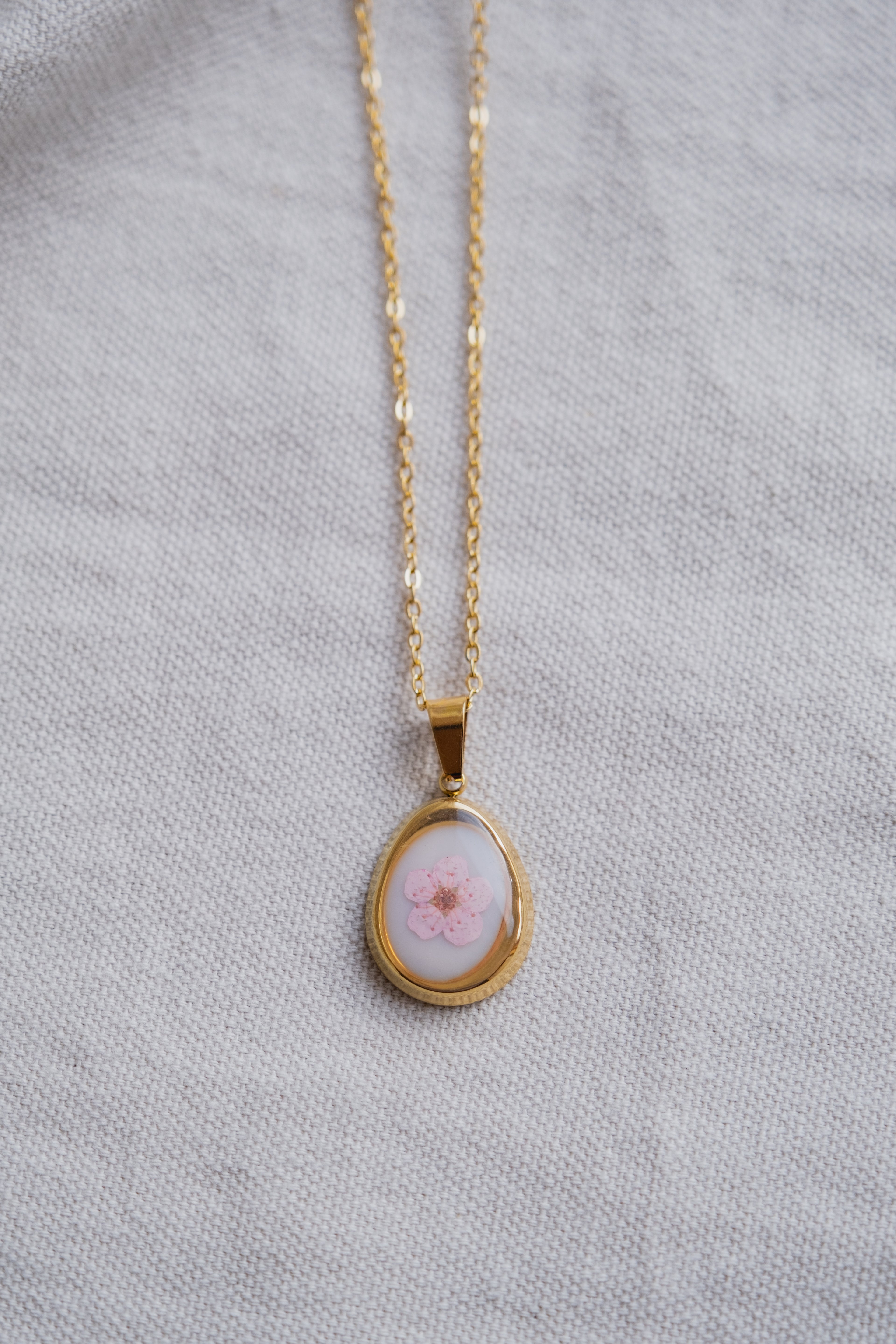Collana "vintage" con narciso rosa