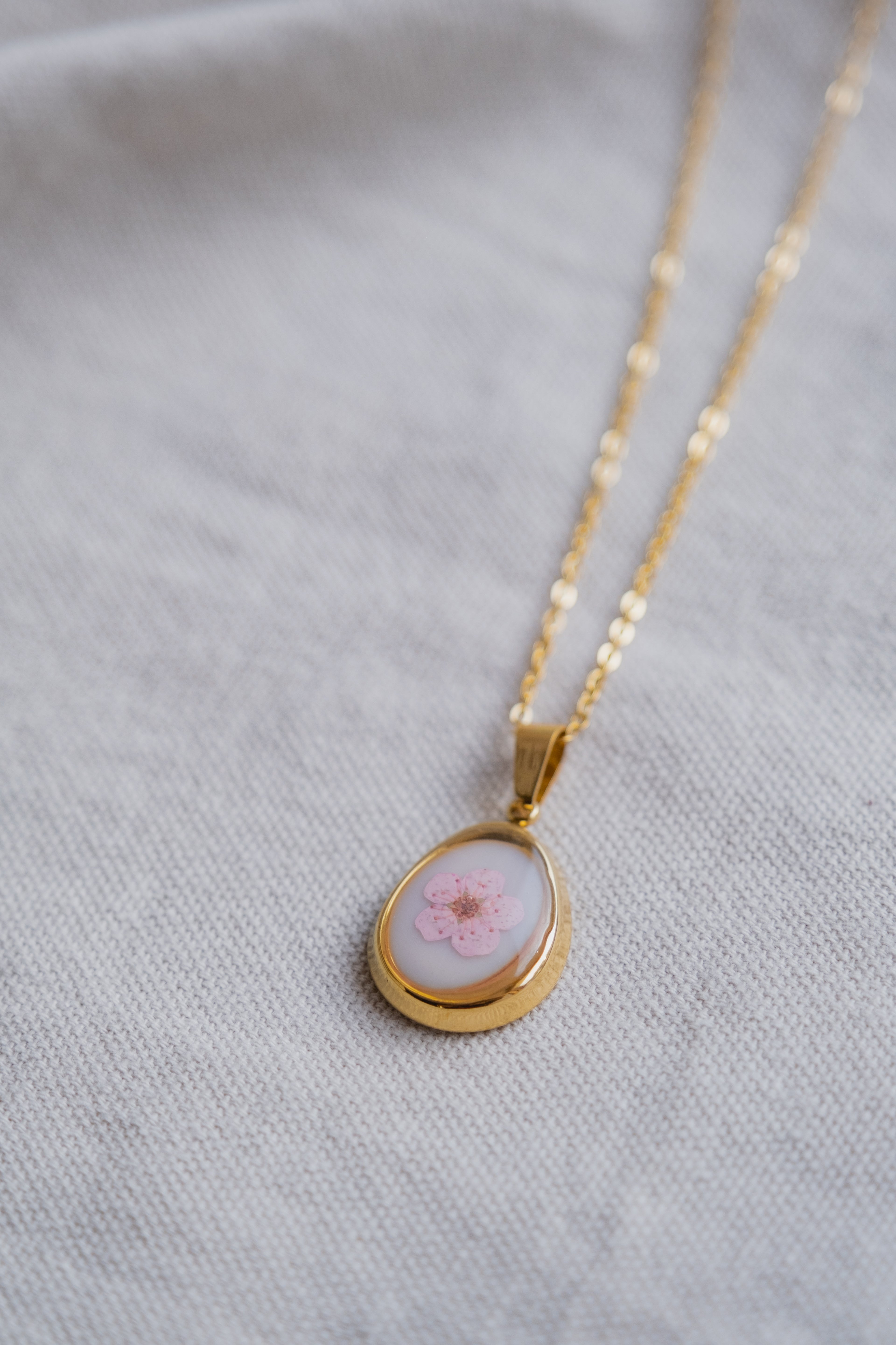 Collana "vintage" con narciso rosa