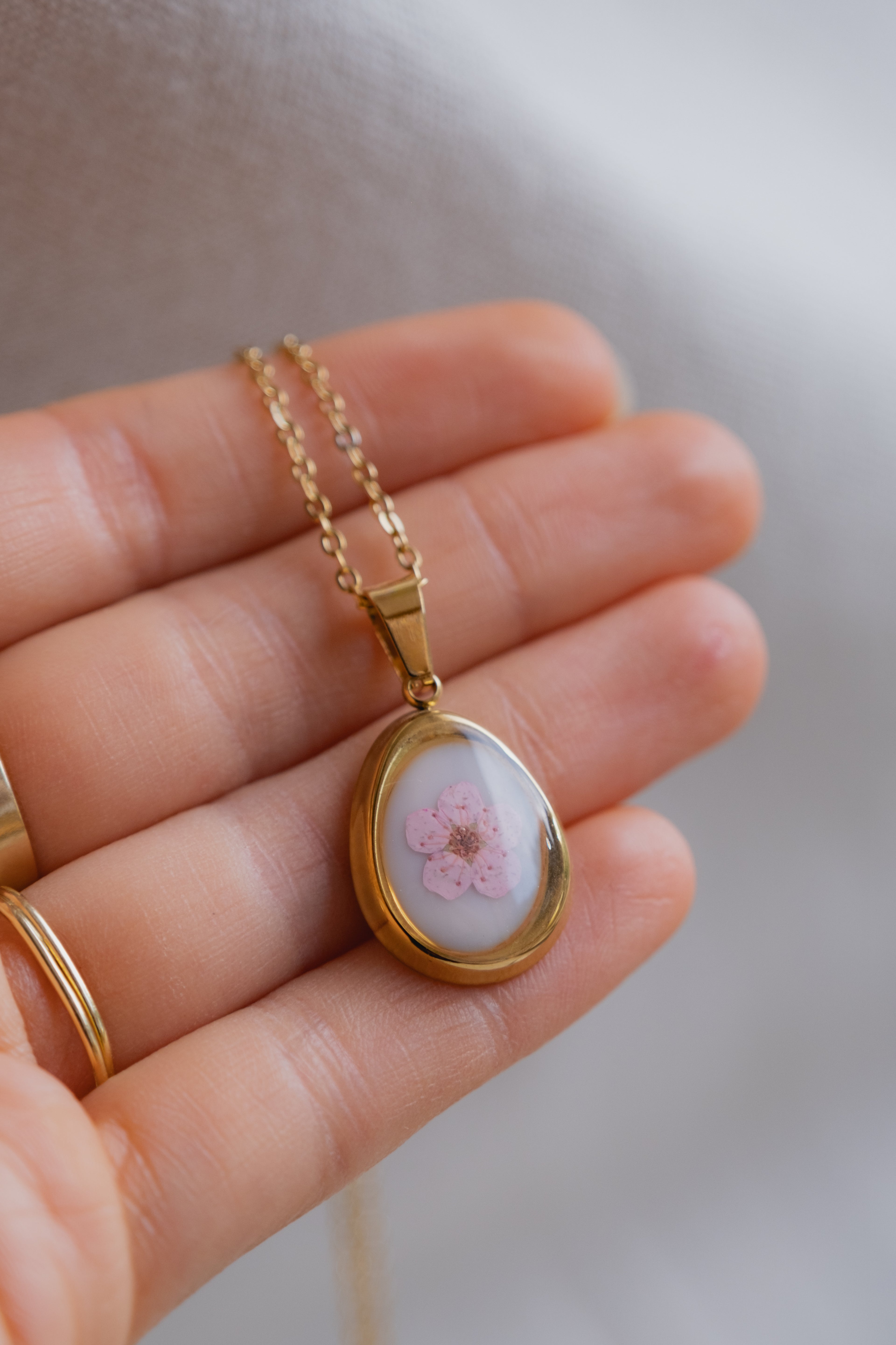 Collana "vintage" con narciso rosa