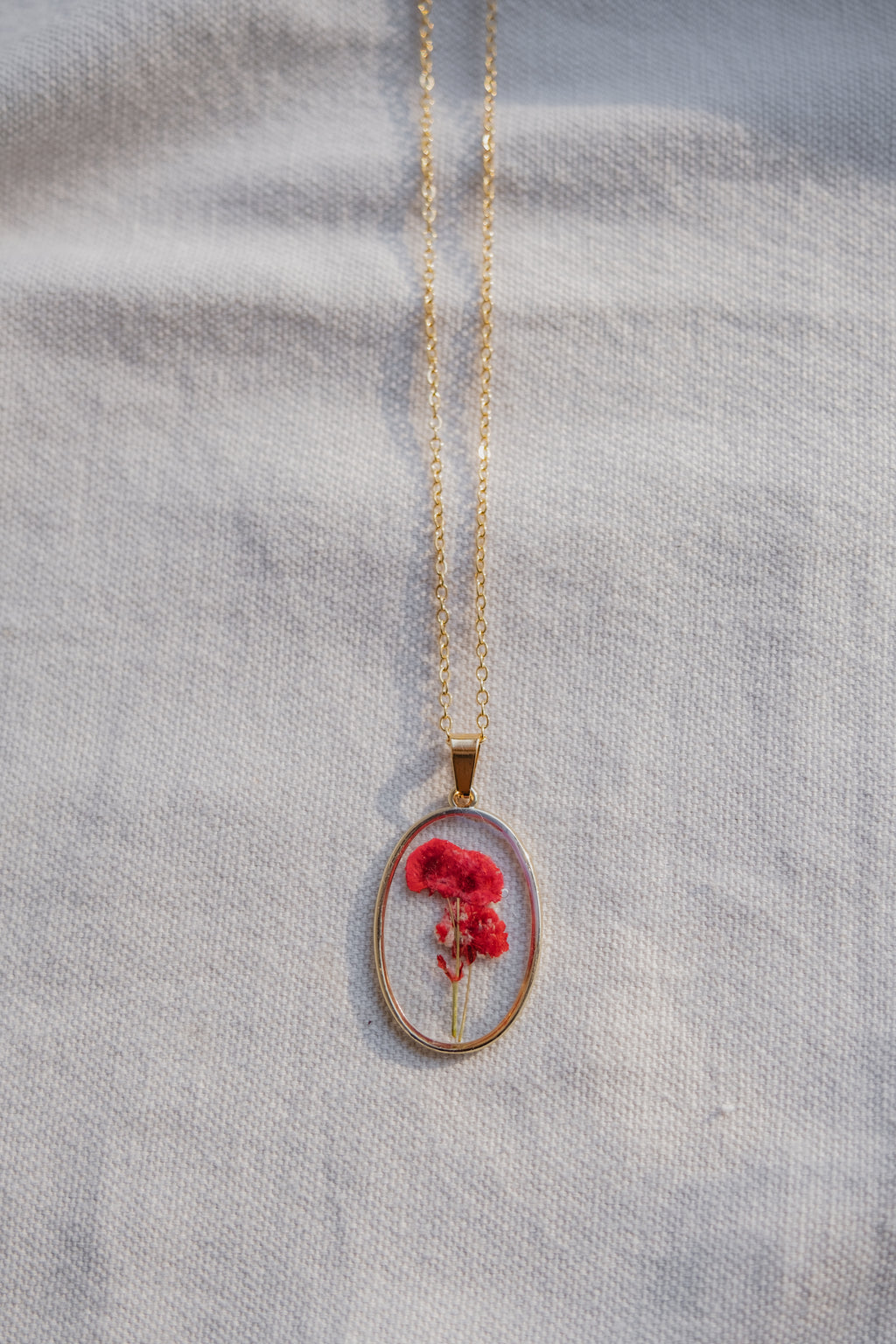 Collana ovale con gypsophila rossa