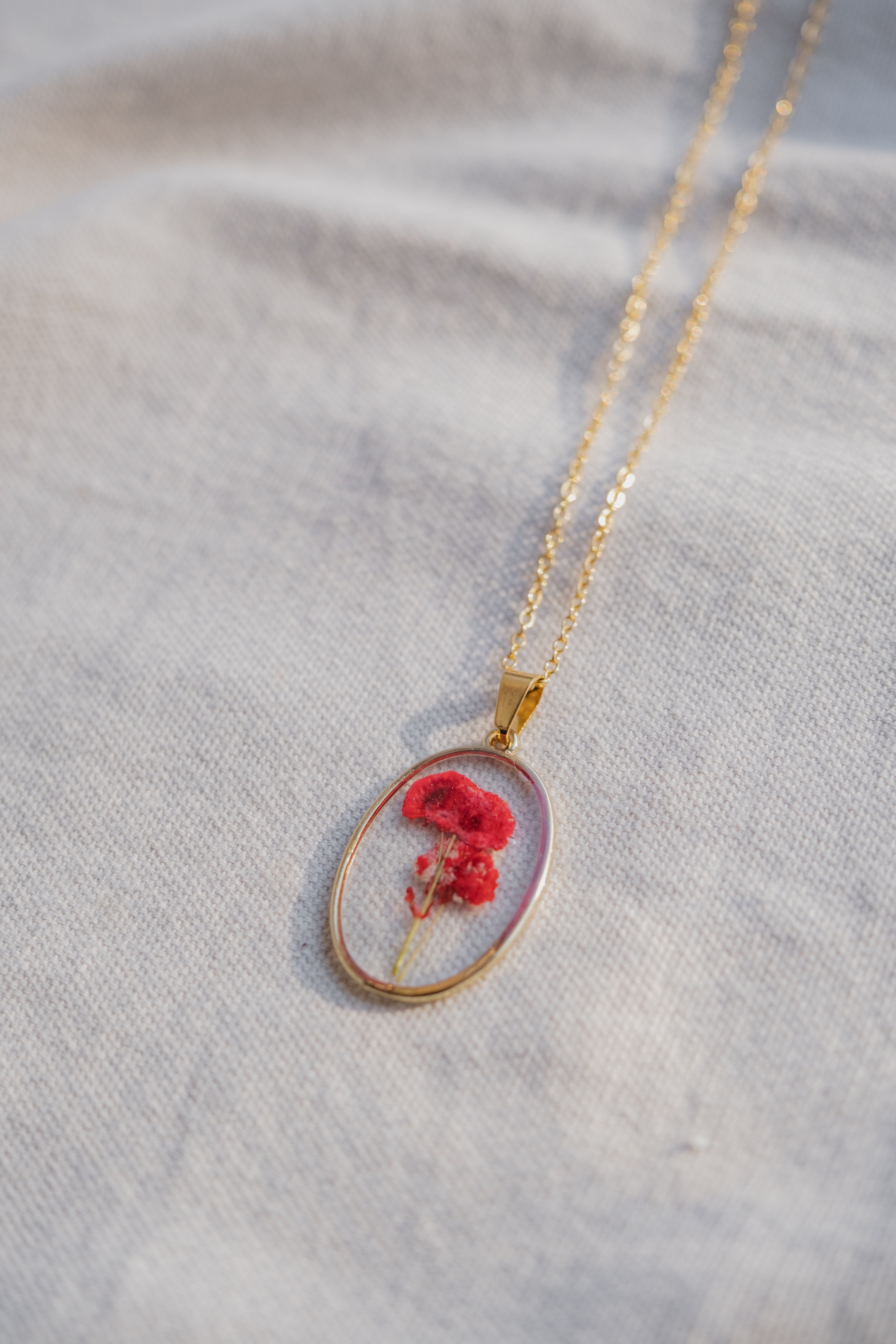 Collana ovale con gypsophila rossa