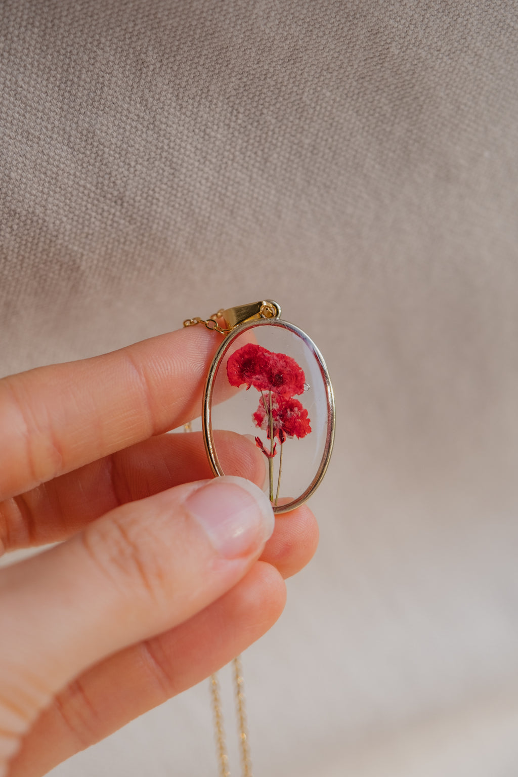 Collana ovale con gypsophila rossa