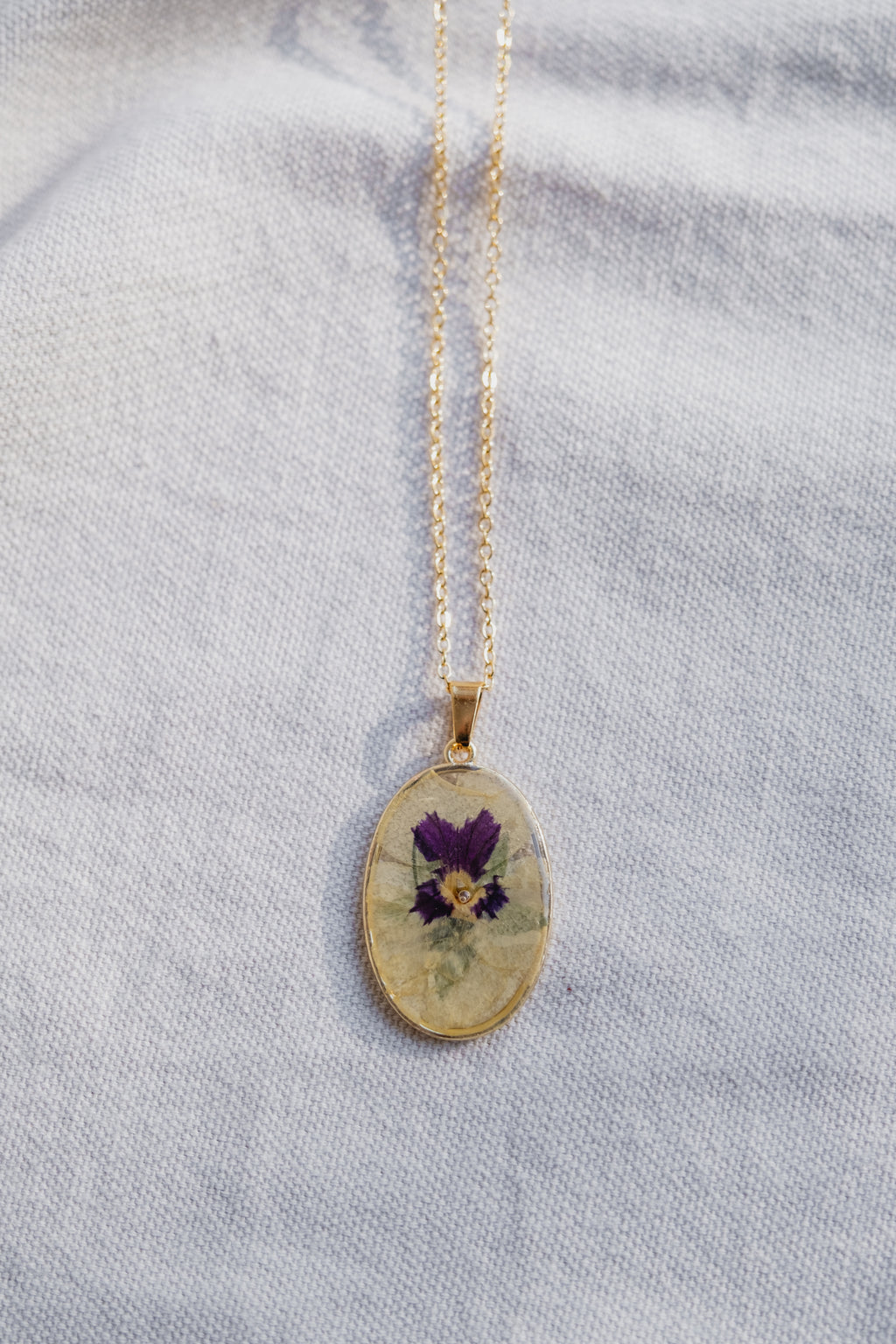 Collana ovale con viola del pensiero bianca