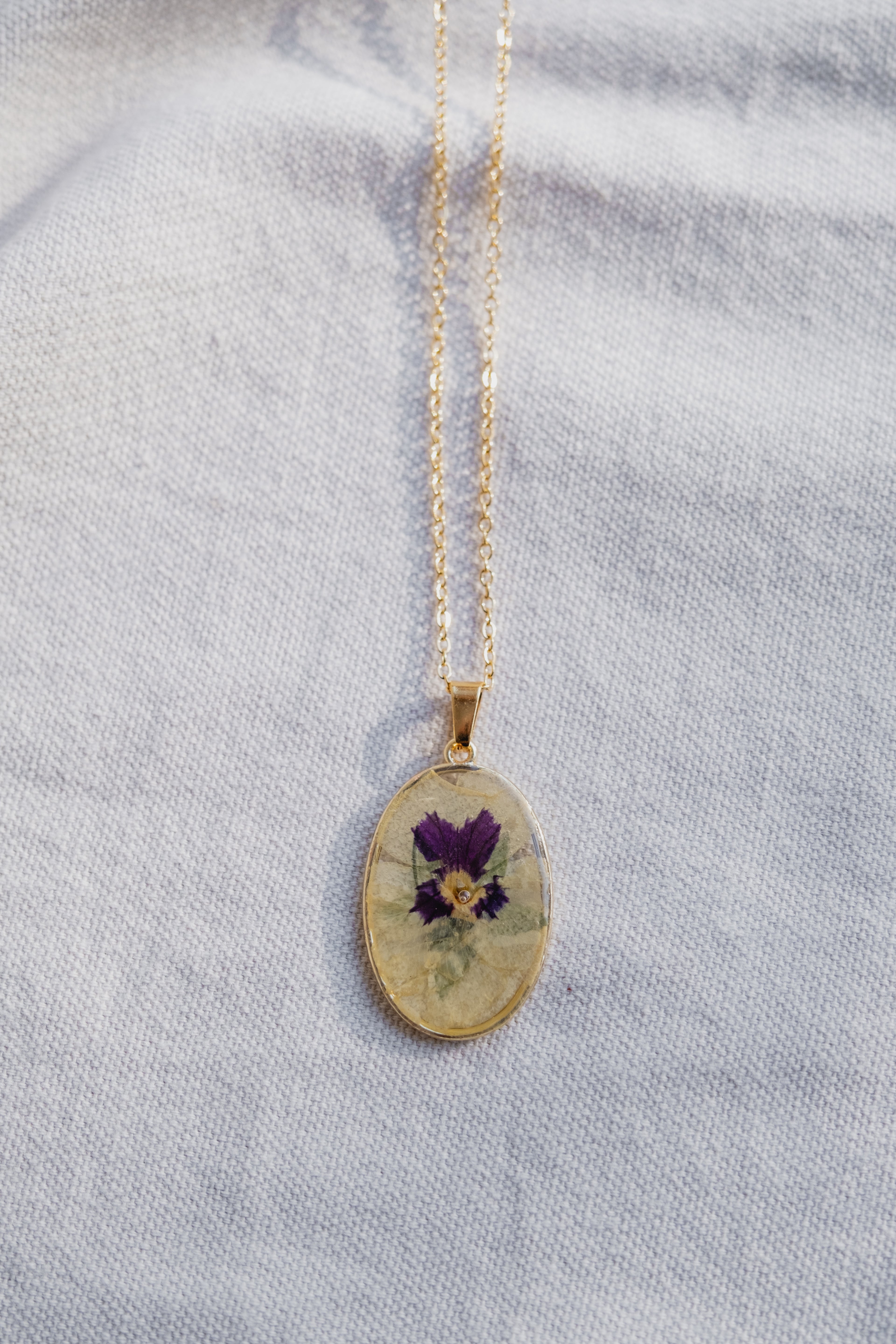Collana ovale con viola del pensiero bianca
