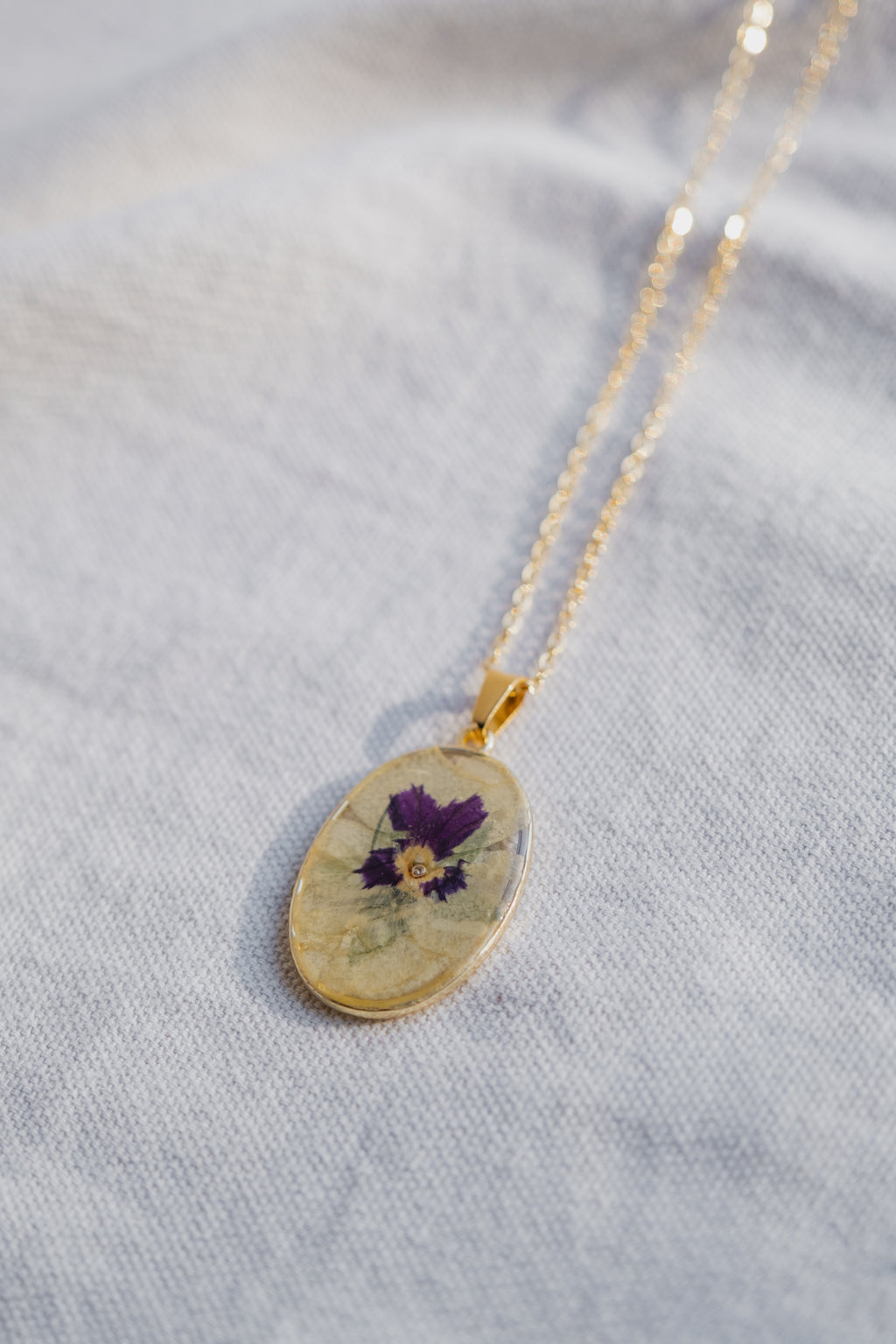 Collana ovale con viola del pensiero bianca
