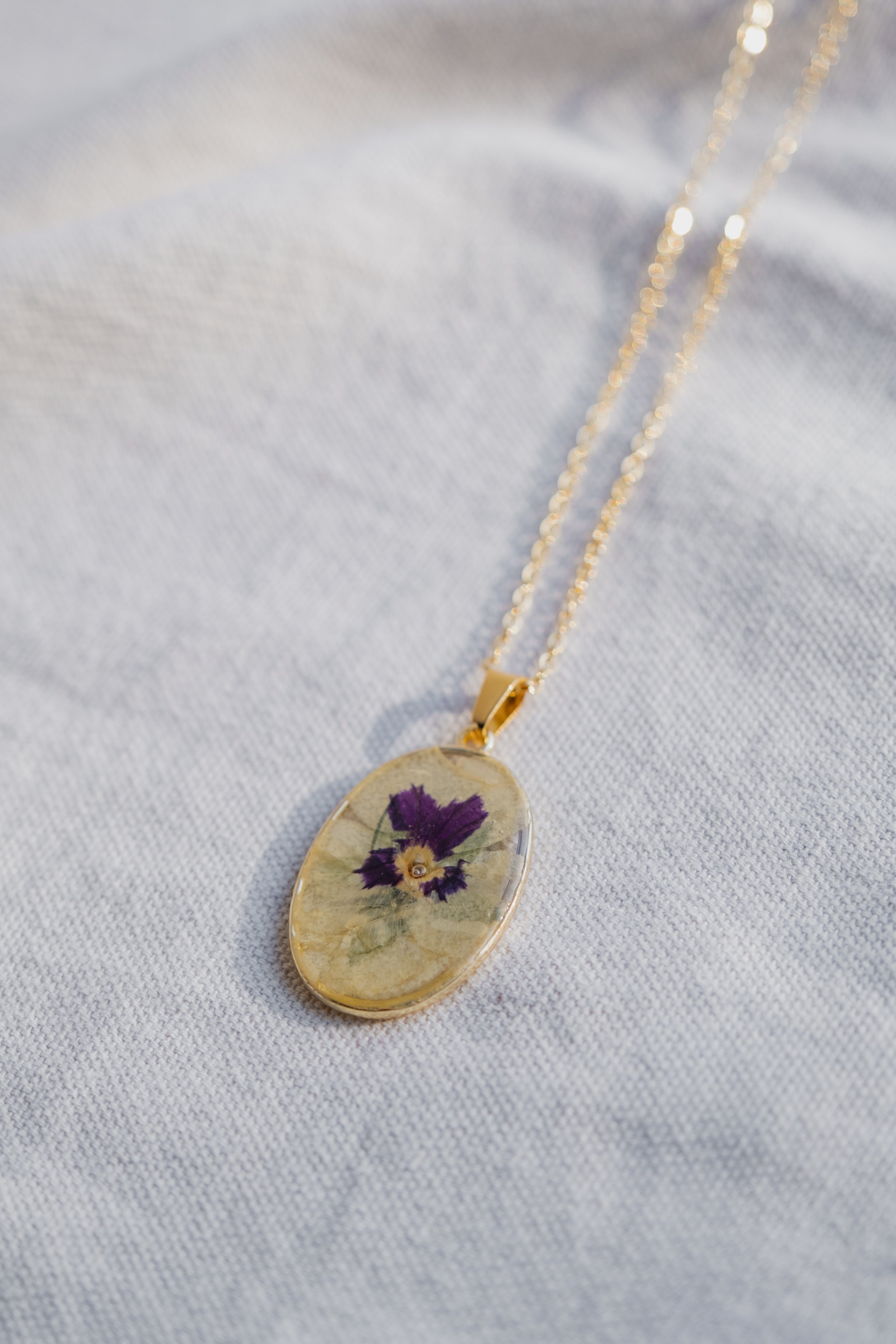Collana ovale con viola del pensiero bianca