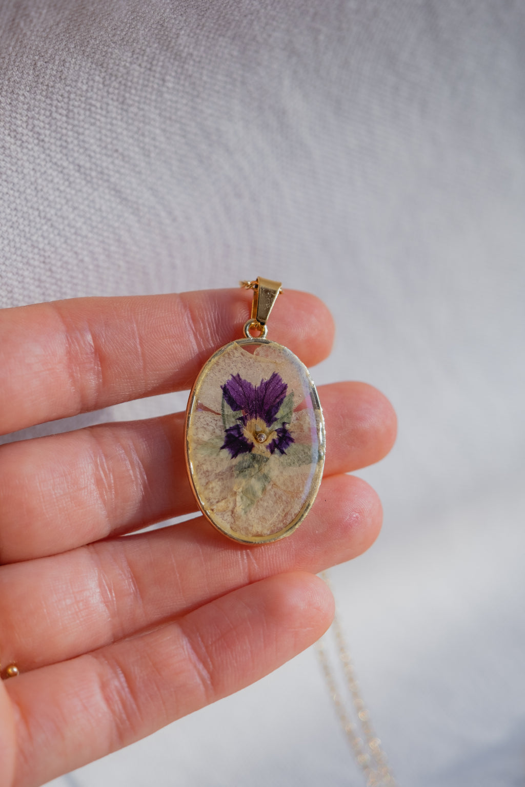 Collana ovale con viola del pensiero bianca