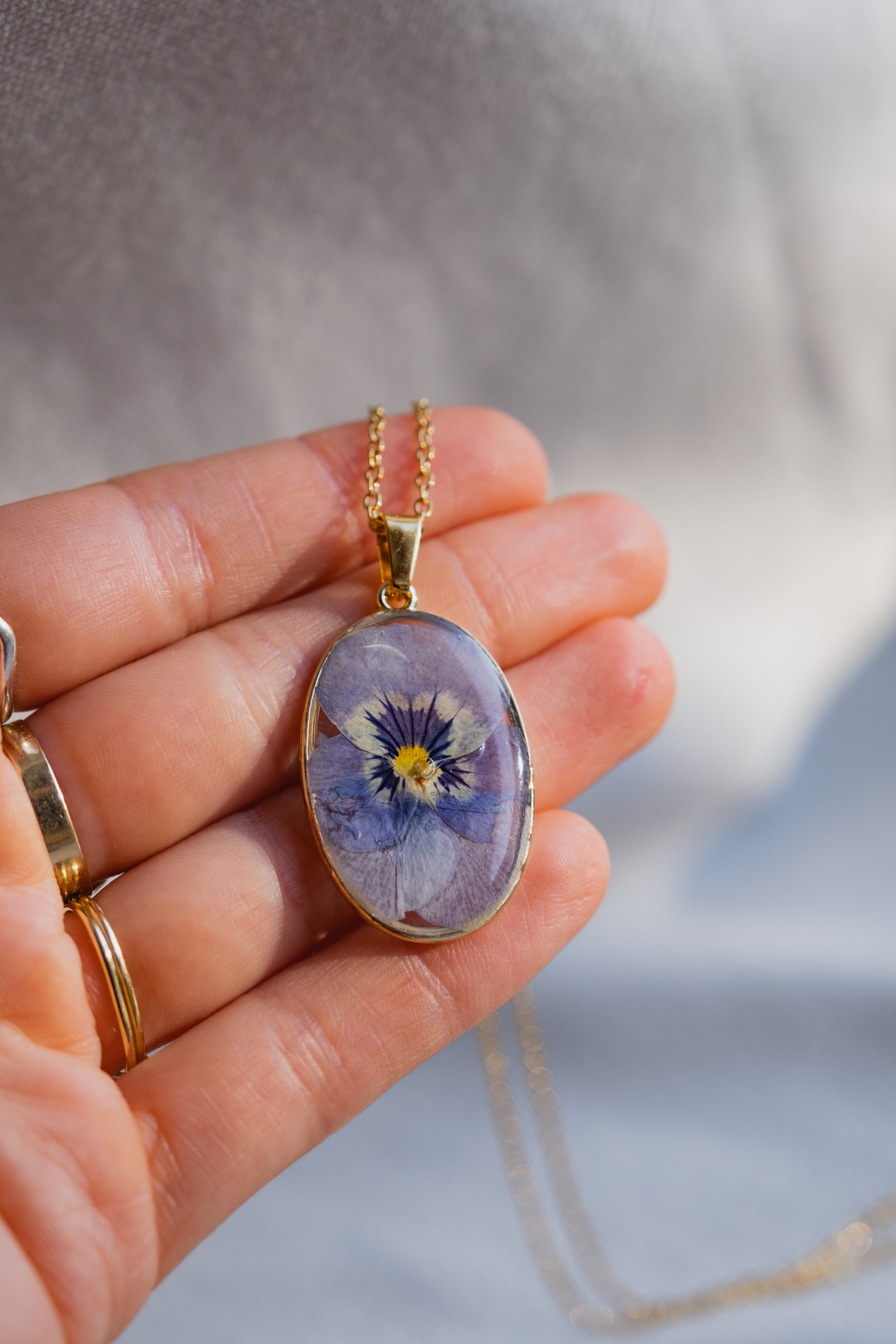 Collana ovale con viola del pensiero azzurra