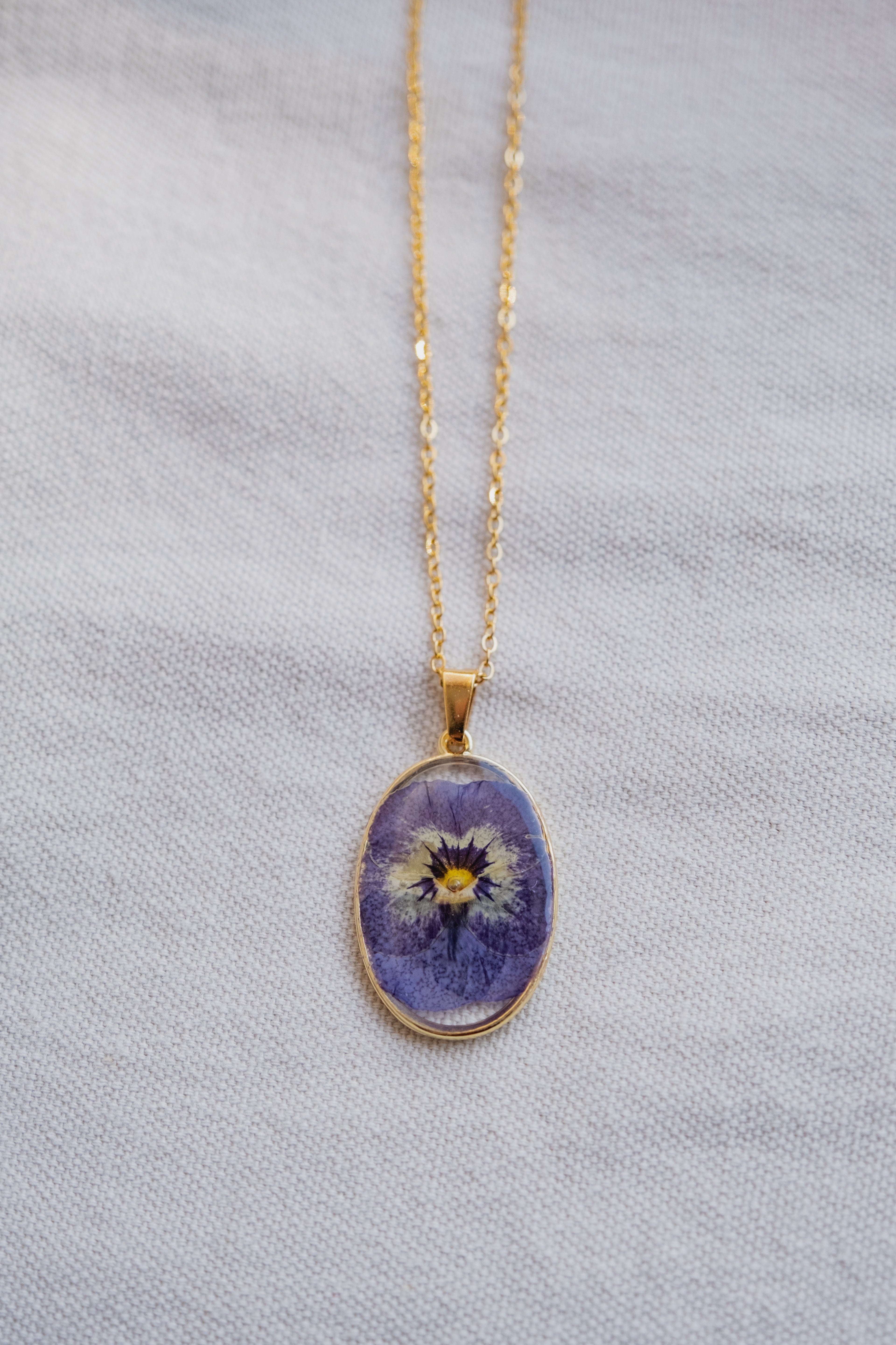 Collana ovale con viola del pensiero blu