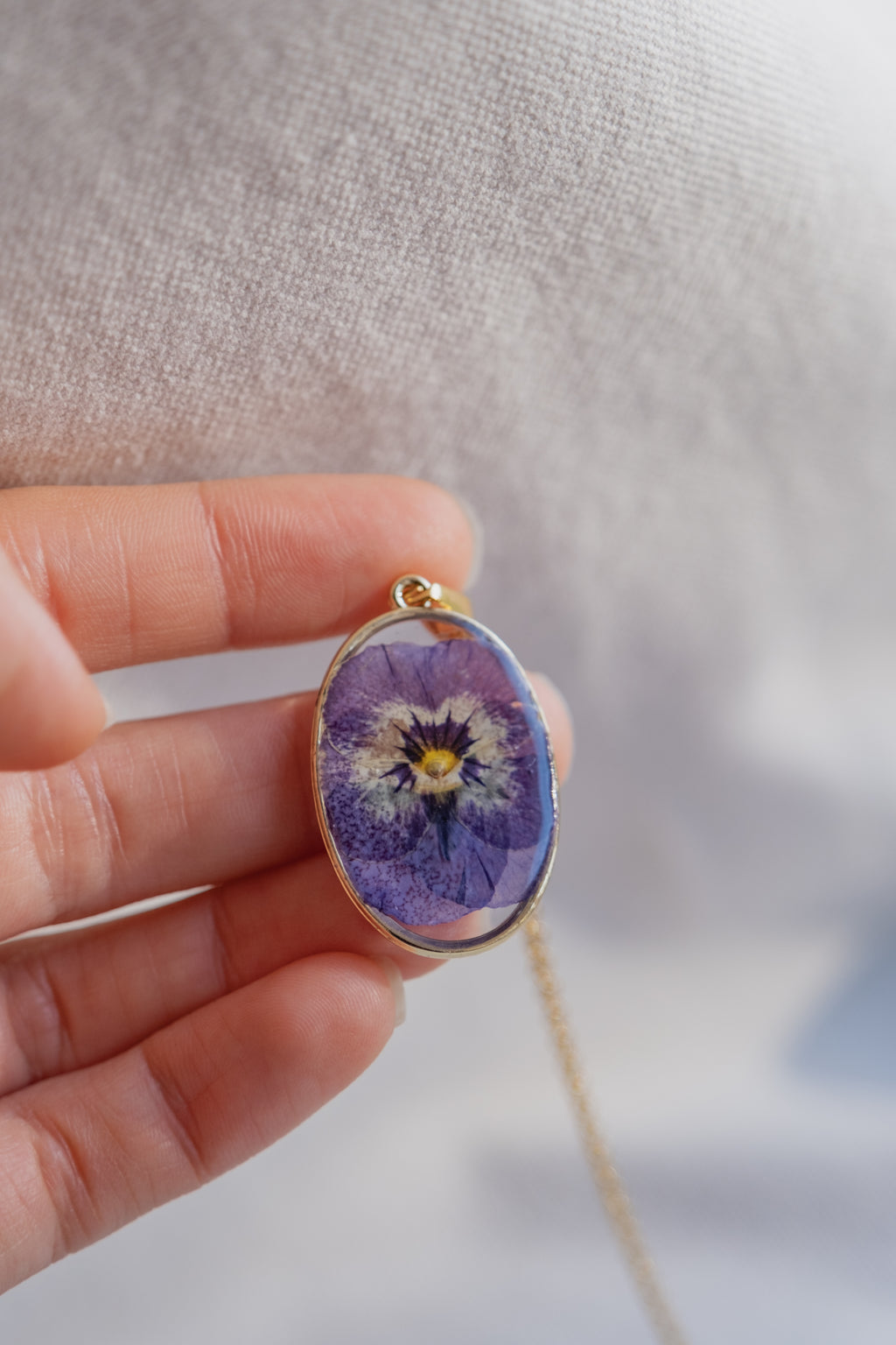Collana ovale con viola del pensiero blu