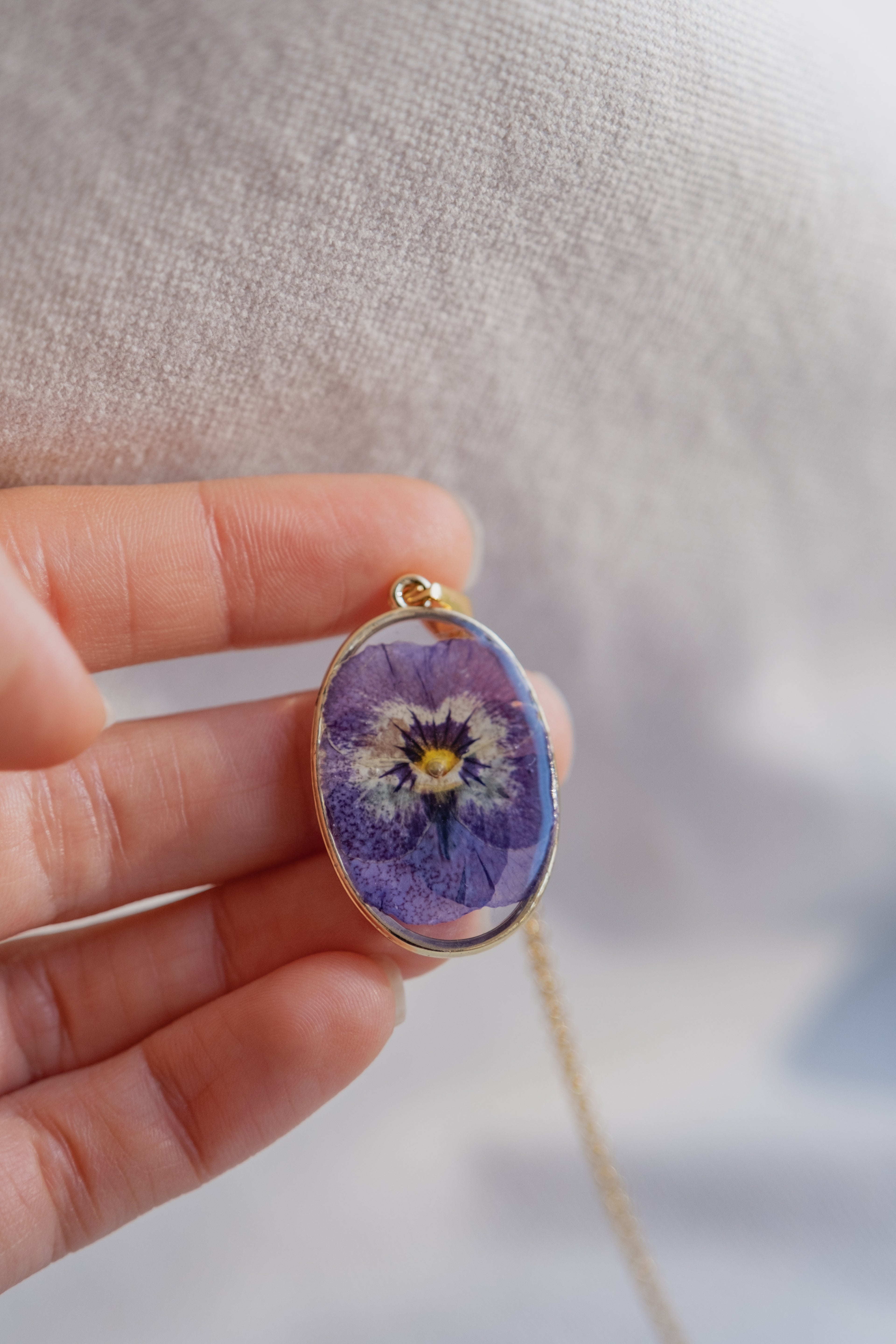 Collana ovale con viola del pensiero blu