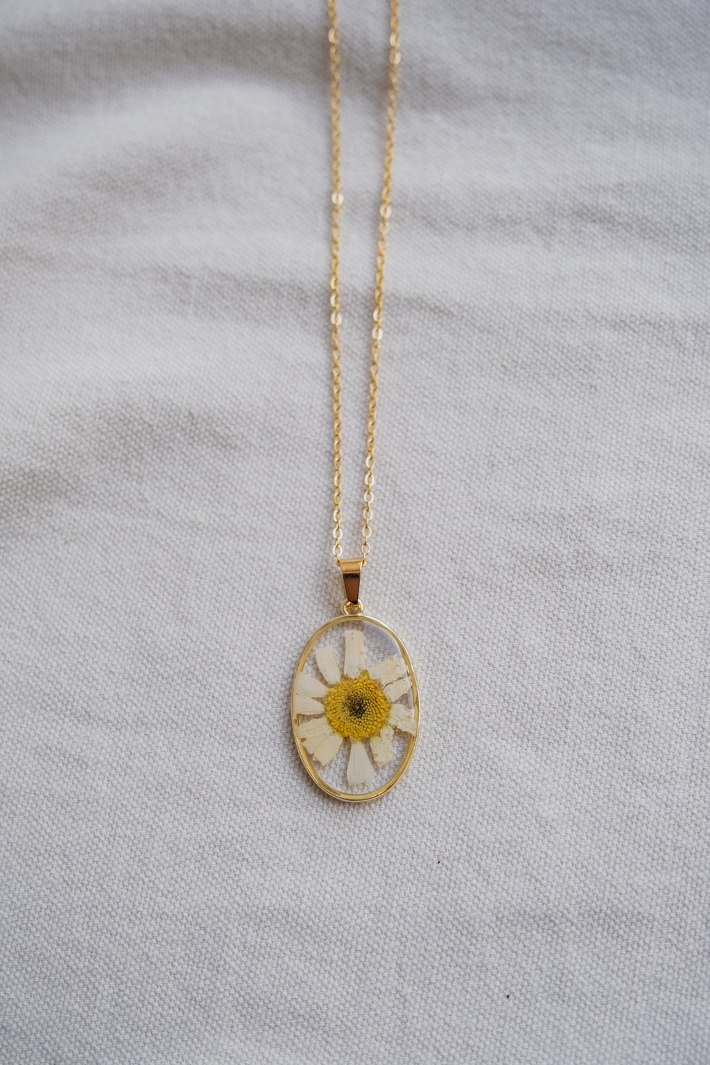 Collana ovale con margherita