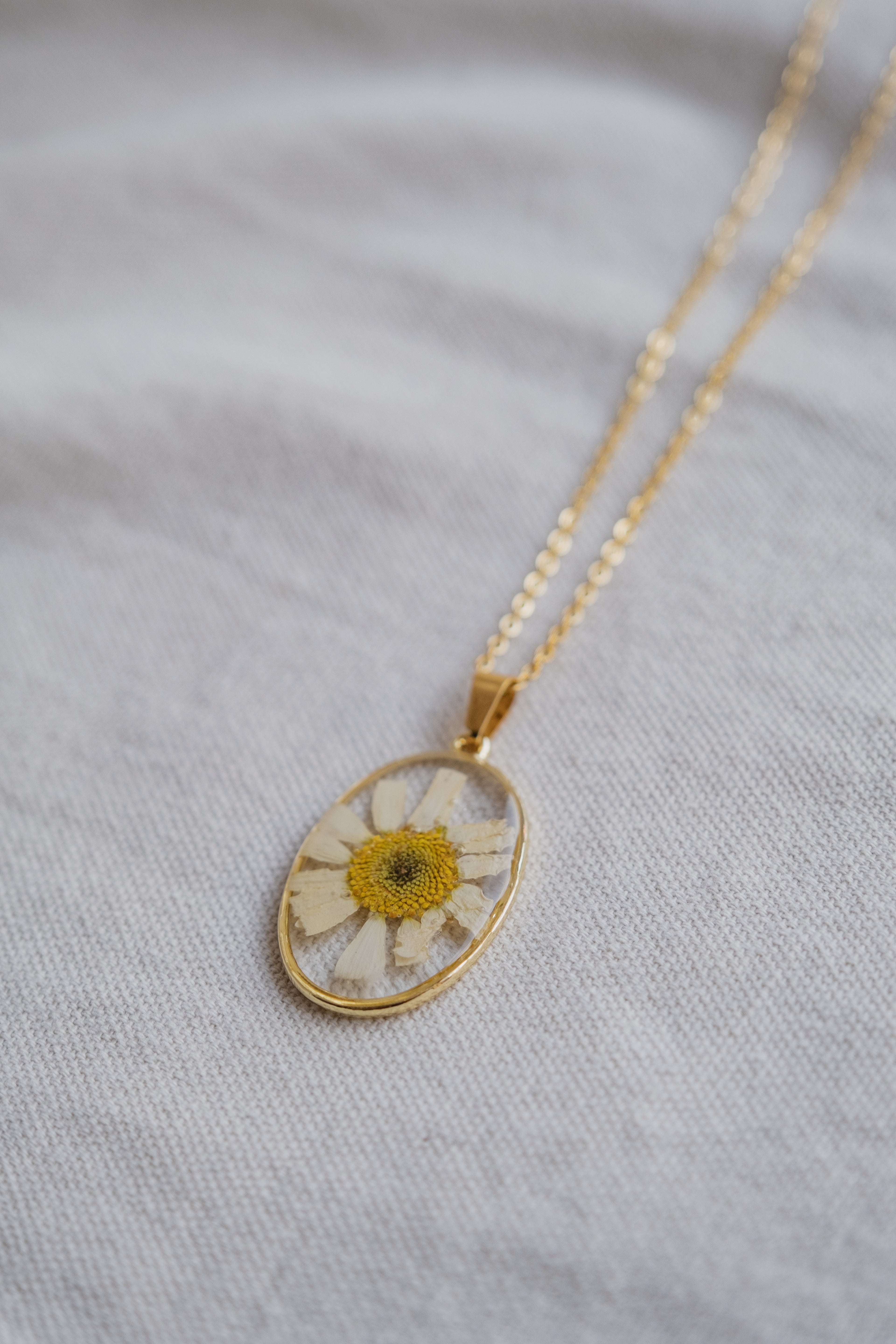 Collana ovale con margherita