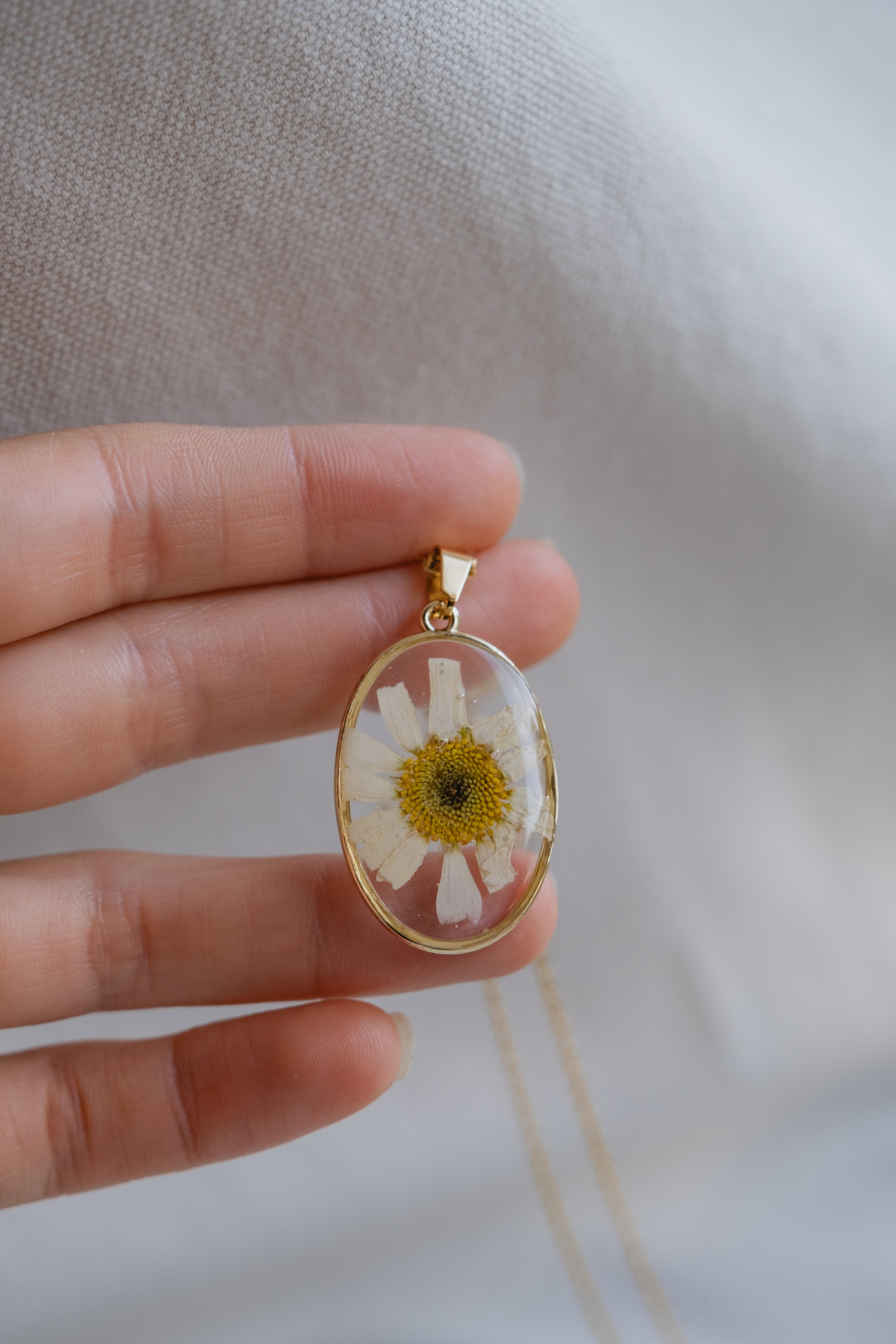 Collana ovale con margherita