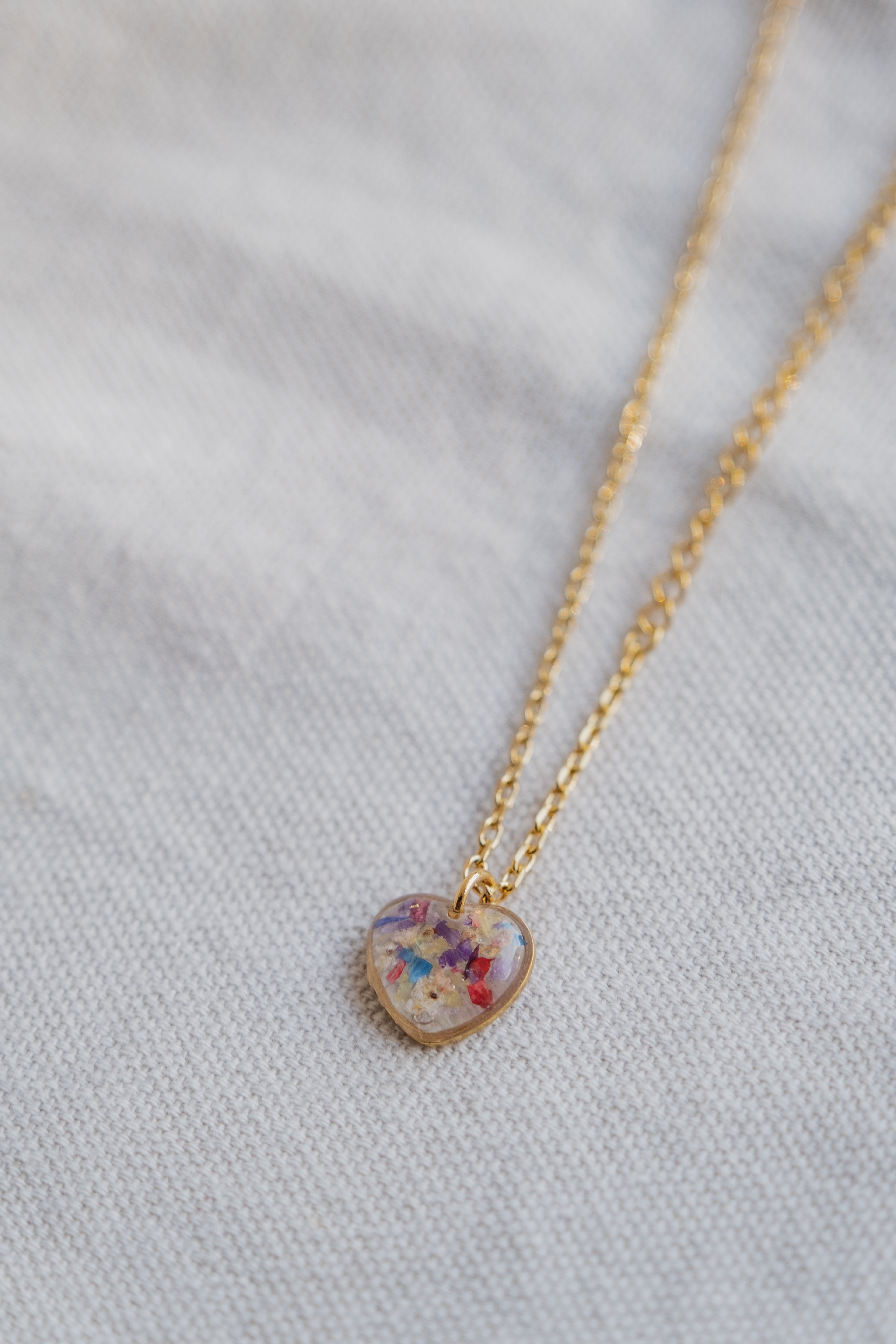Collana con mix di frammenti di fiori e foglia oro/argento