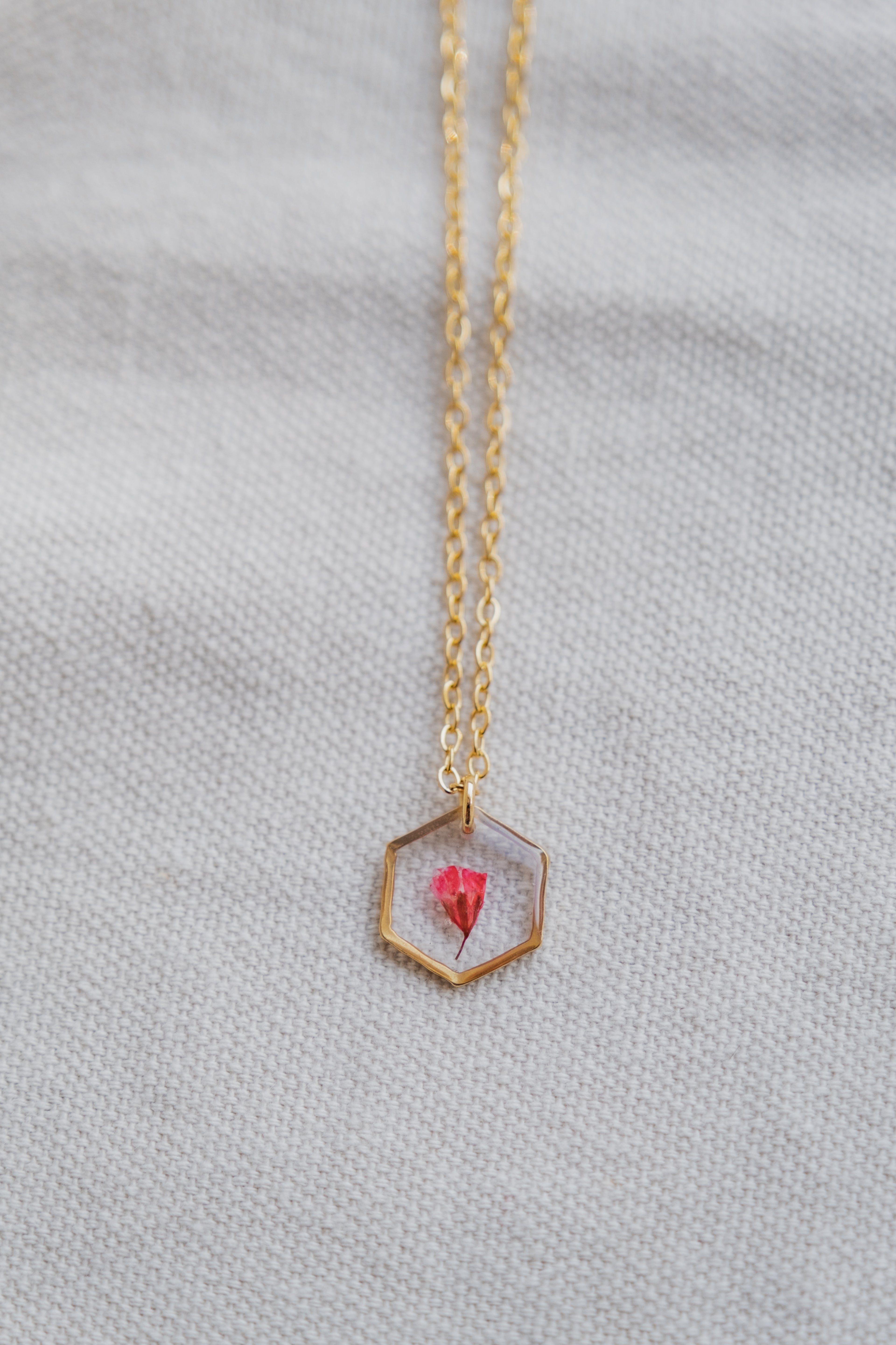 Collana con gypsophila rossa