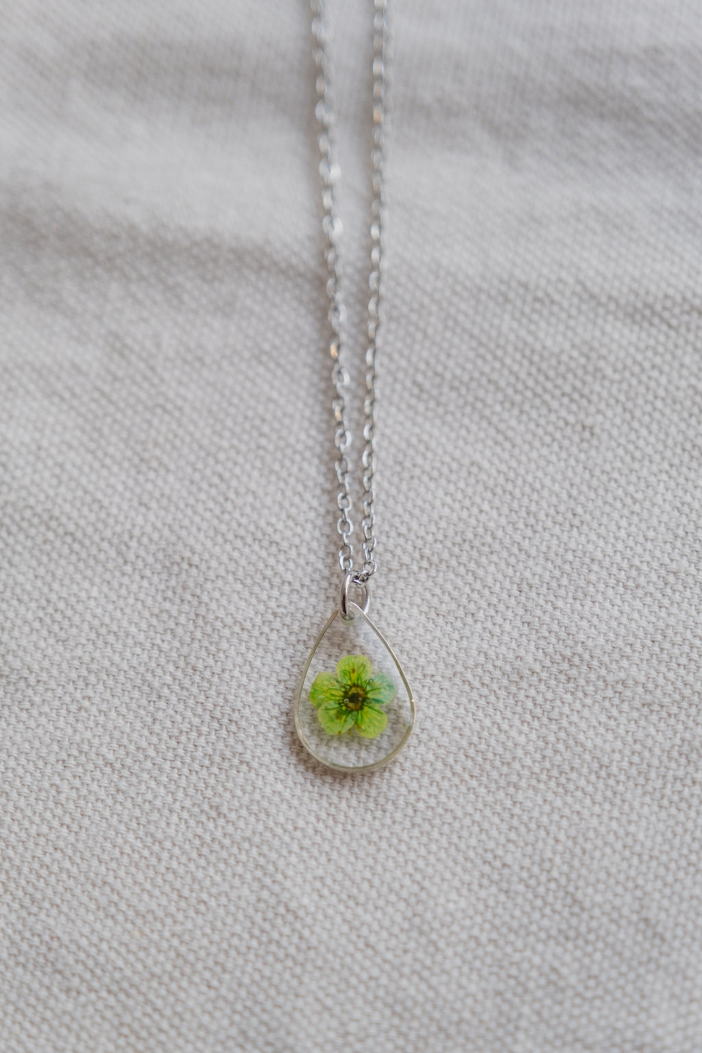 Collana goccia con narciso