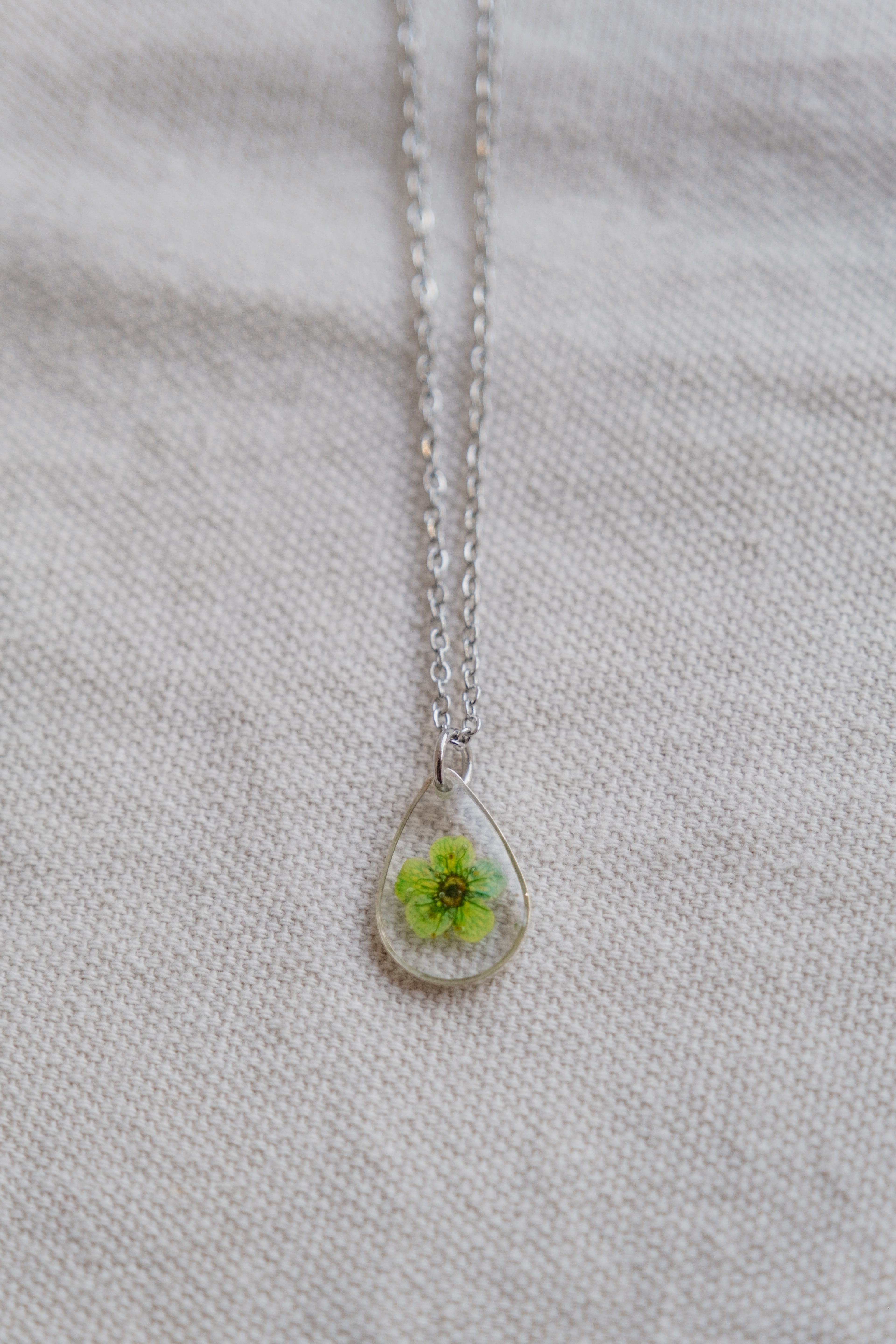 Collana goccia con narciso