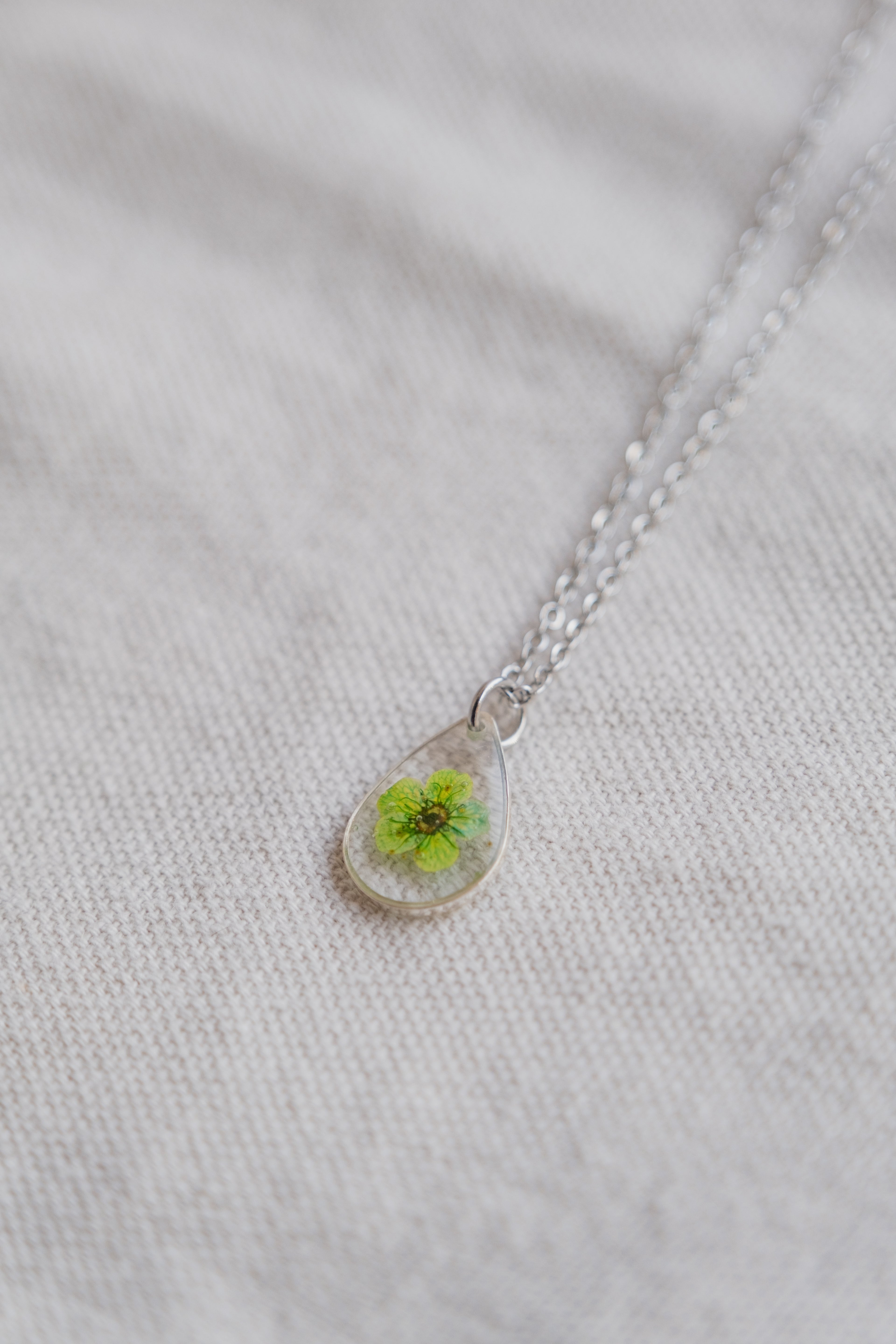 Collana goccia con narciso