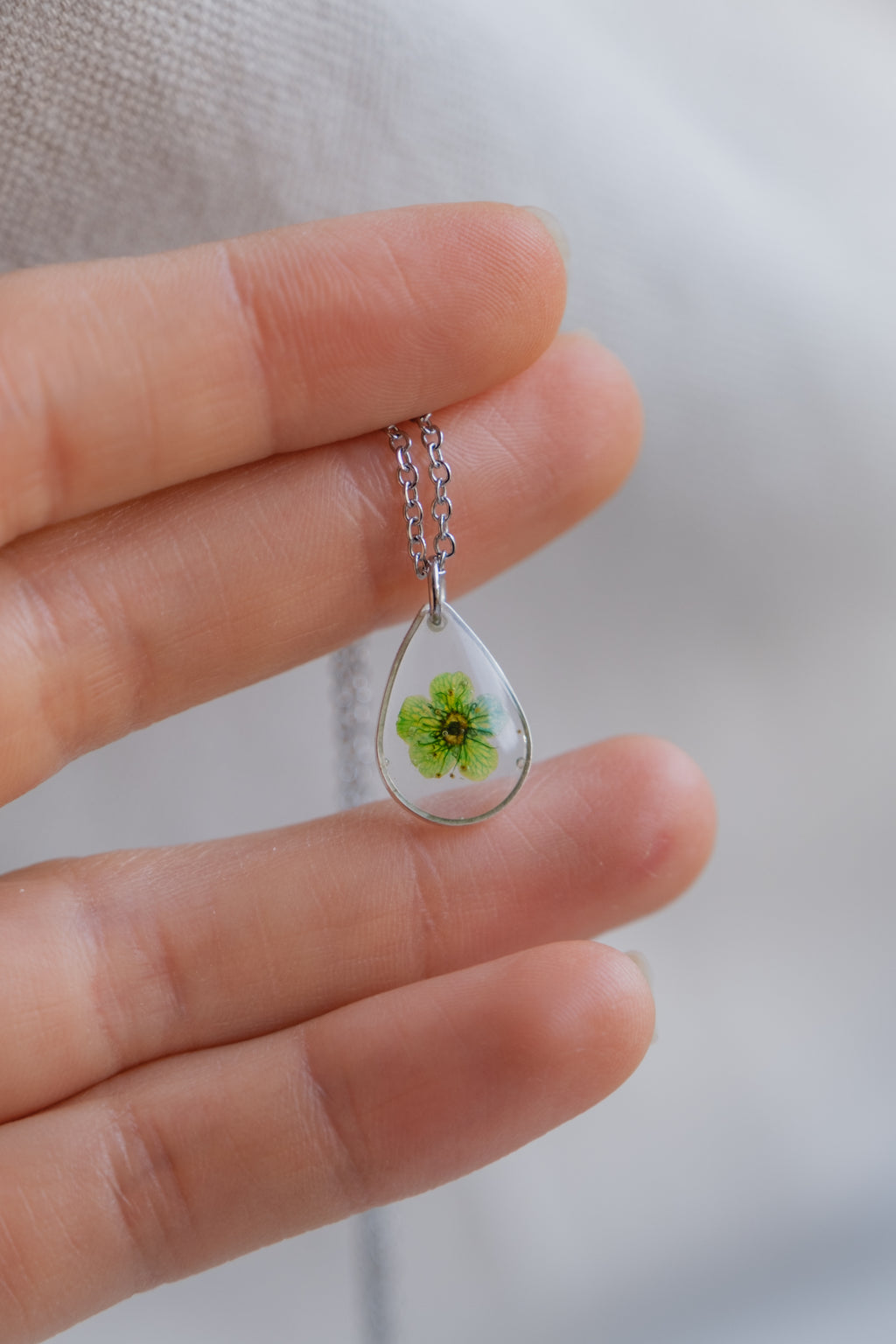 Collana goccia con narciso