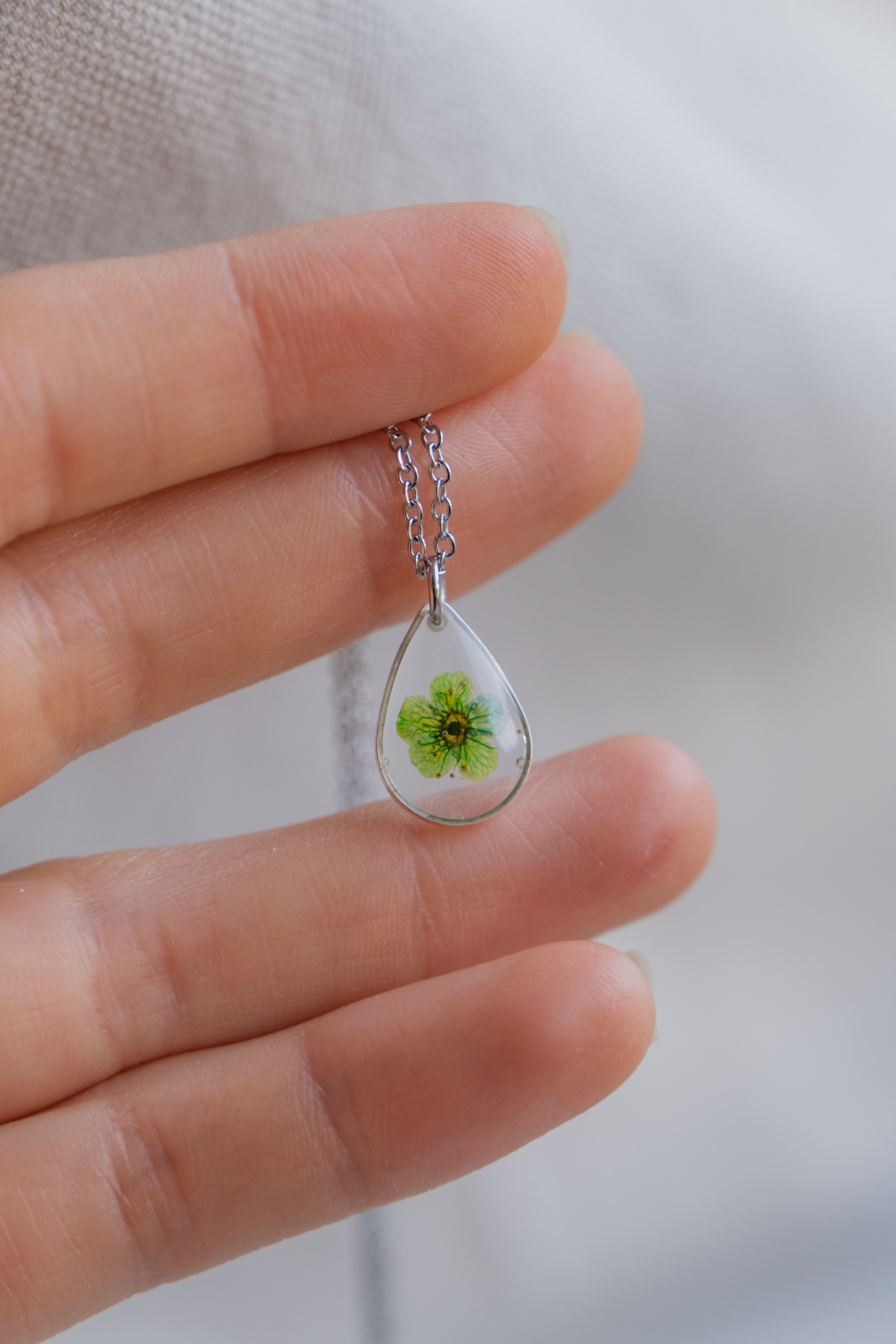 Collana goccia con narciso