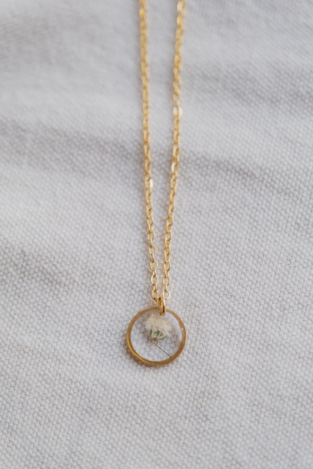 Collana con gypsophila bianca