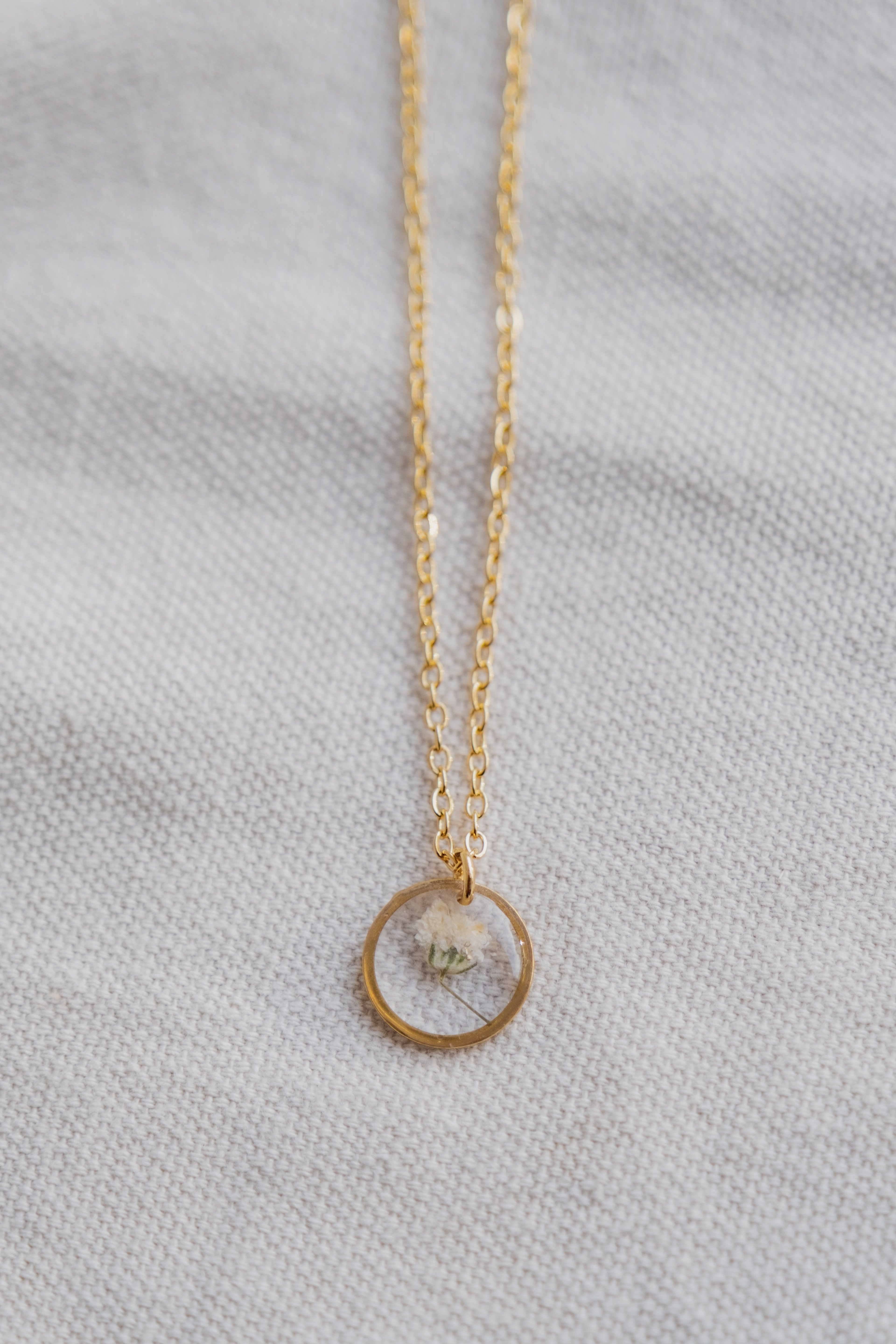 Collana con gypsophila bianca