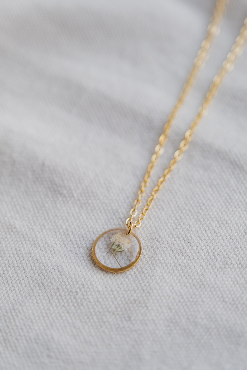 Collana con gypsophila bianca