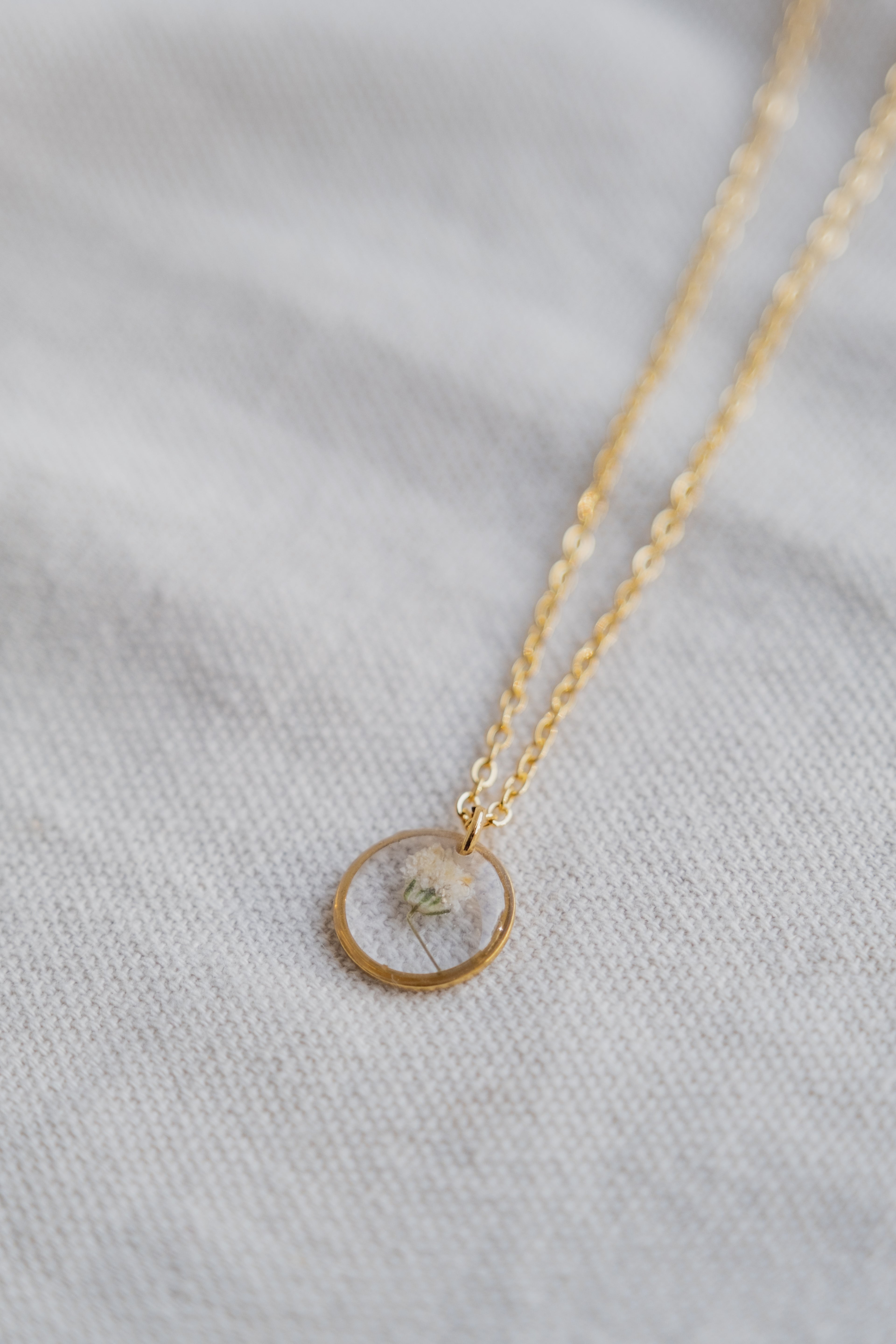 Collana con gypsophila bianca