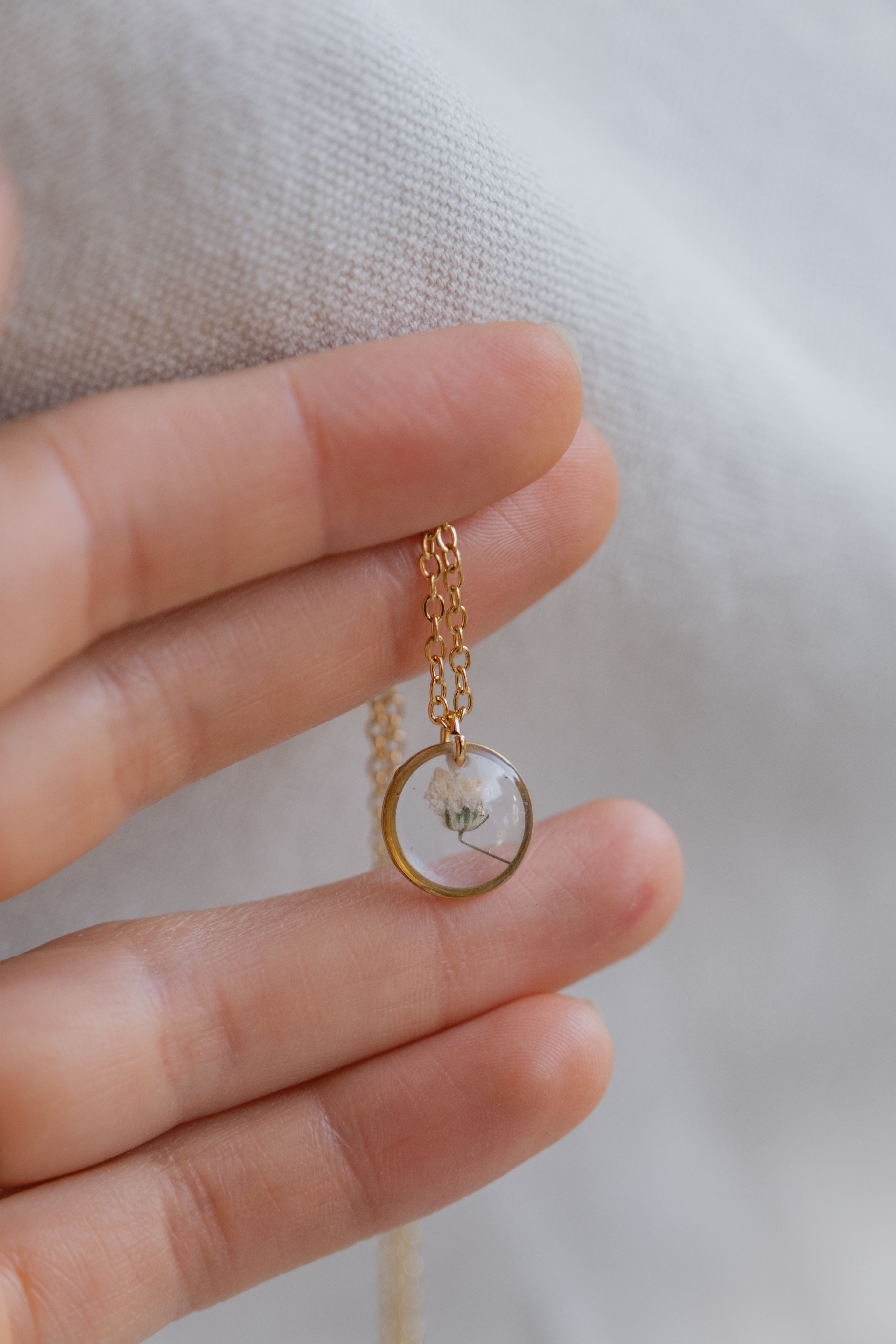 Collana con gypsophila bianca